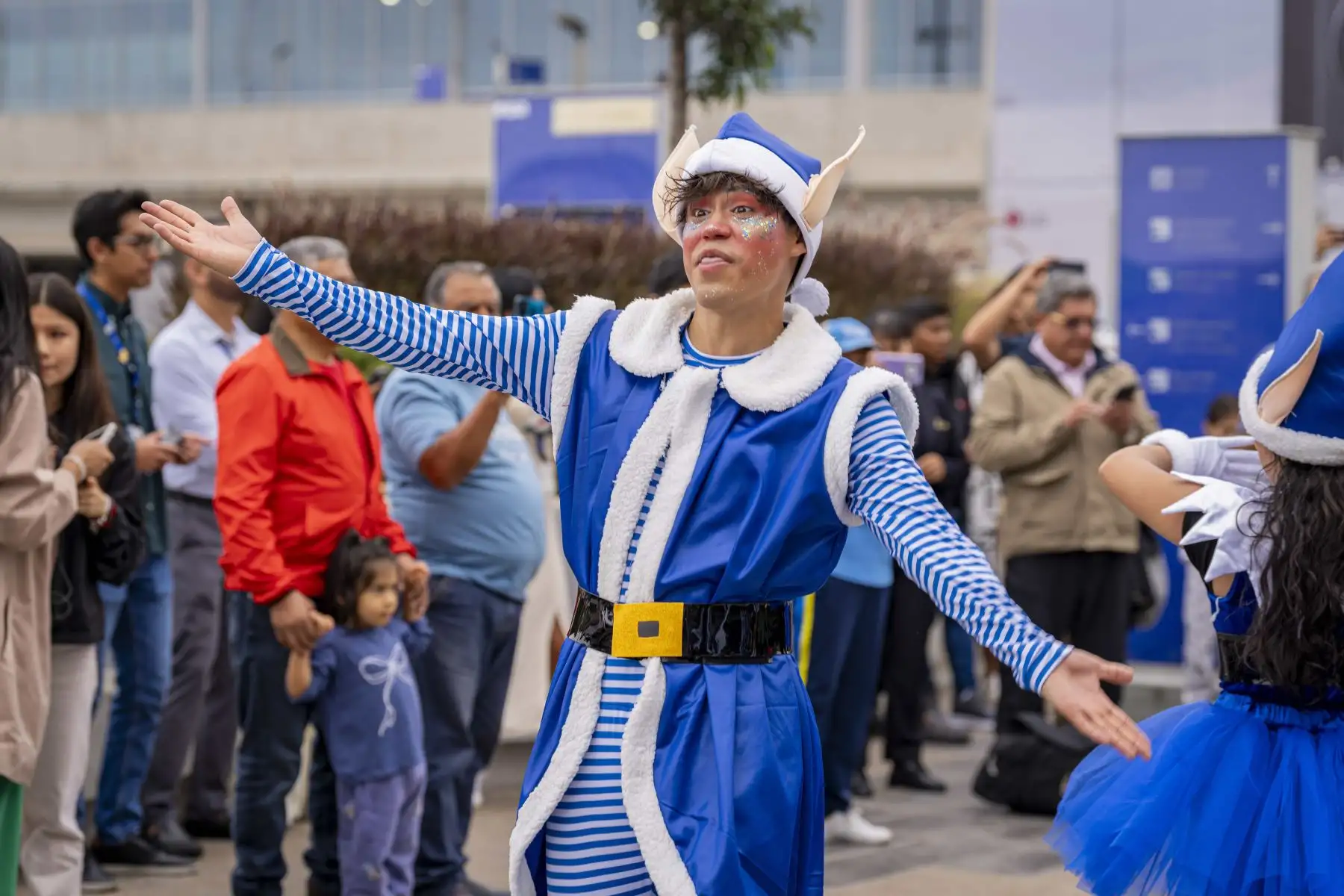 Desde la zona boulevard del Nuevo Aeropuerto Internacional Jorge Chávez en el Callao, se realizó una activación con personajes navideños para recibir a los viajeros que volvían al Perú para pasar las fiestas de Navidad y Año Nuevo juntos a sus familias y amigos. Foto: LAP