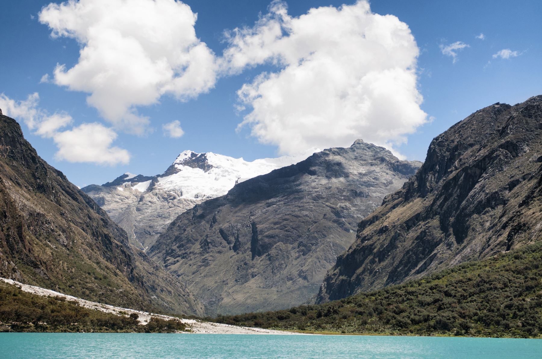 Ubicado en la zona norte-centro del país, el Parque Nacional Huascarán es una de las áreas naturales protegidas más emblemáticas del Perú. Presenta cumbres nevadas que superan los 6 700 m.s.n.m., profundas quebradas de origen glaciar y un gran número de lagunas altoandinas. Foto: Mincetur