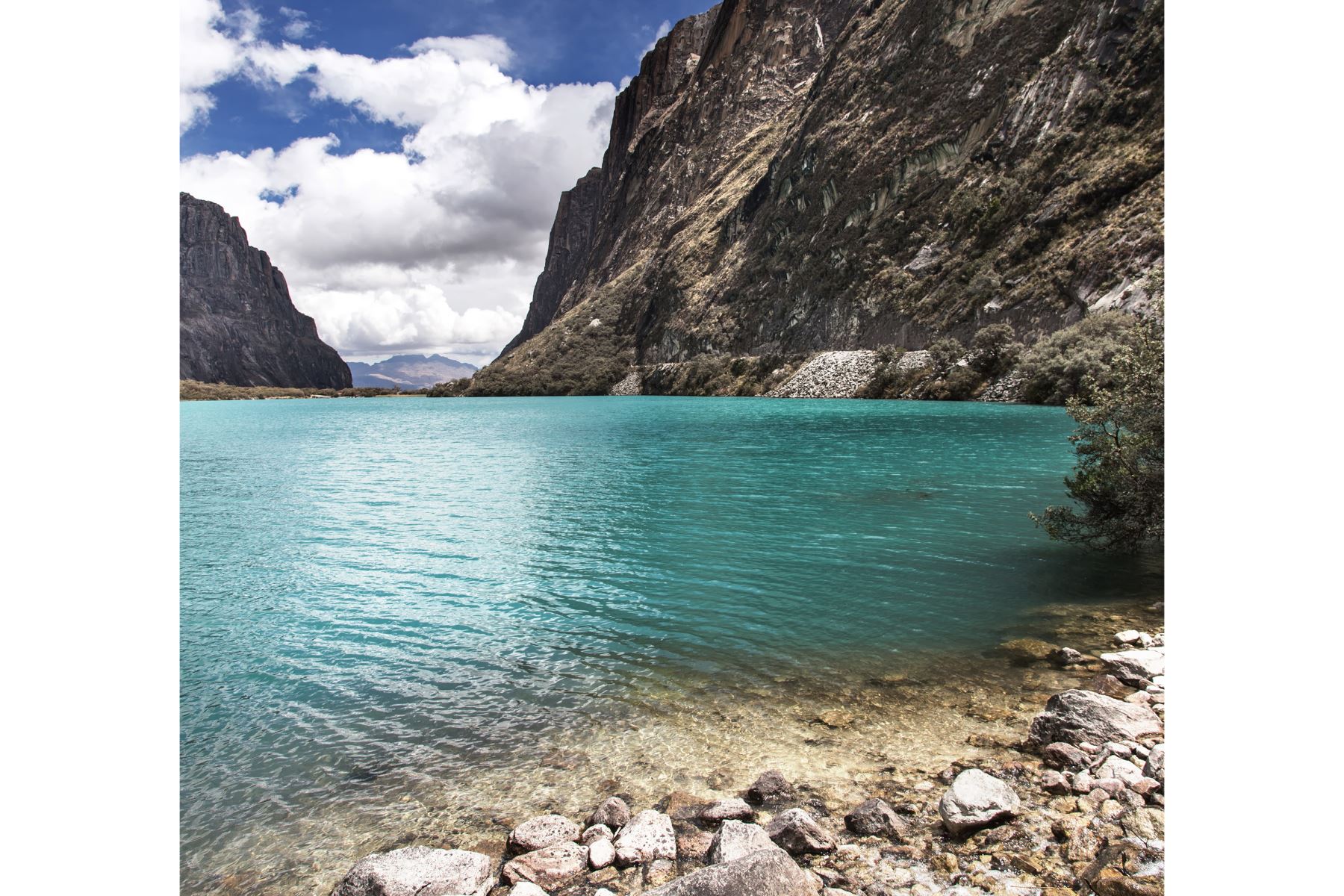 Ubicado en la zona norte-centro del país, el Parque Nacional Huascarán es una de las áreas naturales protegidas más emblemáticas del Perú. Presenta cumbres nevadas que superan los 6 700 m.s.n.m., profundas quebradas de origen glaciar y un gran número de lagunas altoandinas. Foto: Mincetur