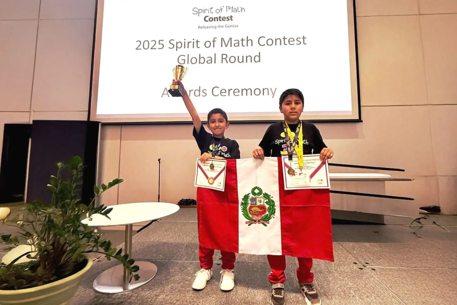 Con apenas 9 y 10 años, tres escolares peruanos conquistaron el primer lugar en el Spirit of Math Contest 2025, realizado en Toronto, Canadá, entre el 27 y 31 de agosto, tras competir con delegaciones de 14 países. Foto: Difusión