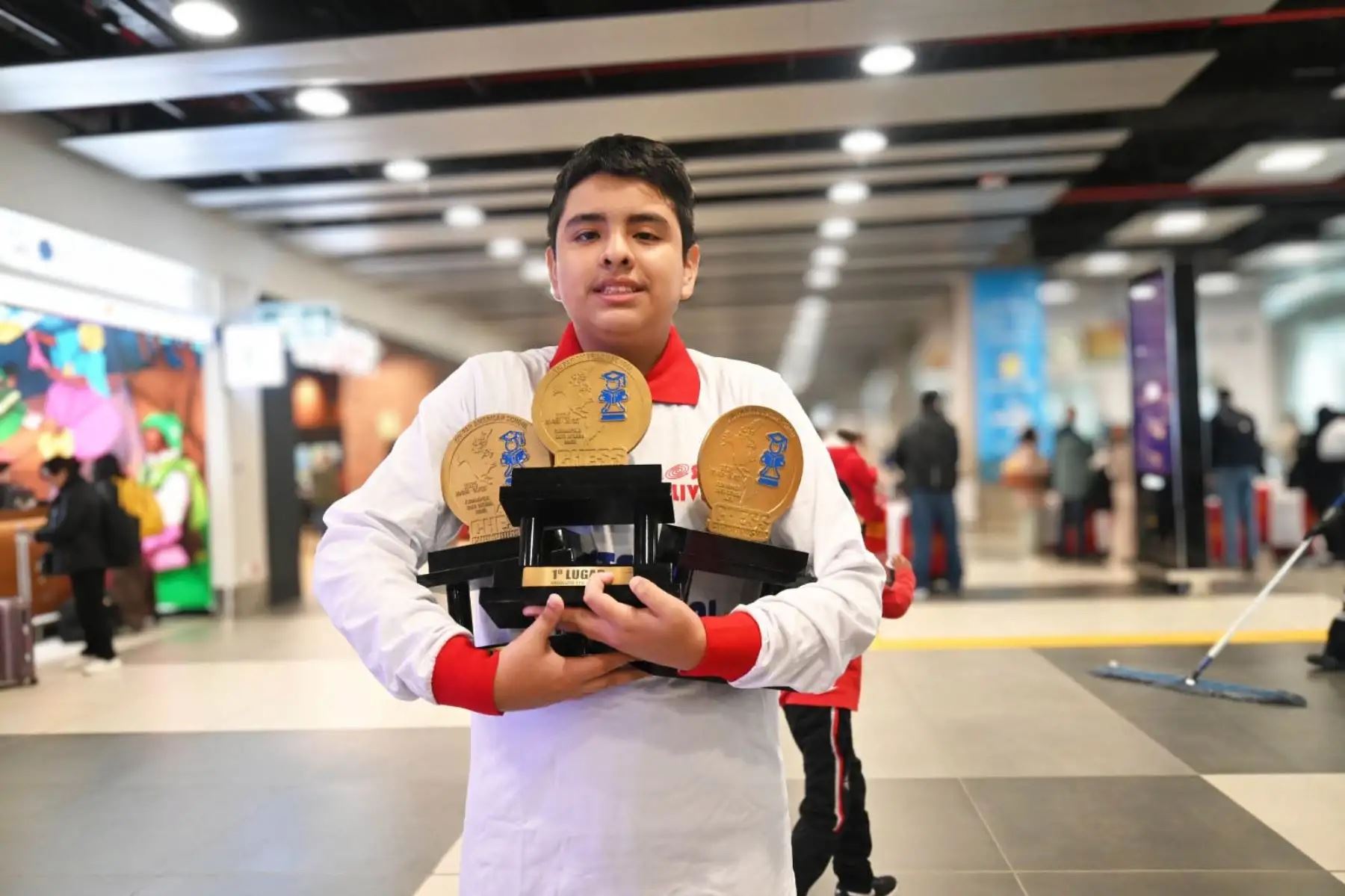 En el XIV Campeonato Panamericano Escolar de Ajedrez 2025, realizado en Brasil del 30 de agosto al 5 de septiembre, el gran protagonista fue el peruano Yamil Reyes, quien en la categoría Sub-15 Absoluto logró una histórica triple medalla de oro al imponerse en las modalidades Estándar, Rápida y Blitz. Foto: Difusión