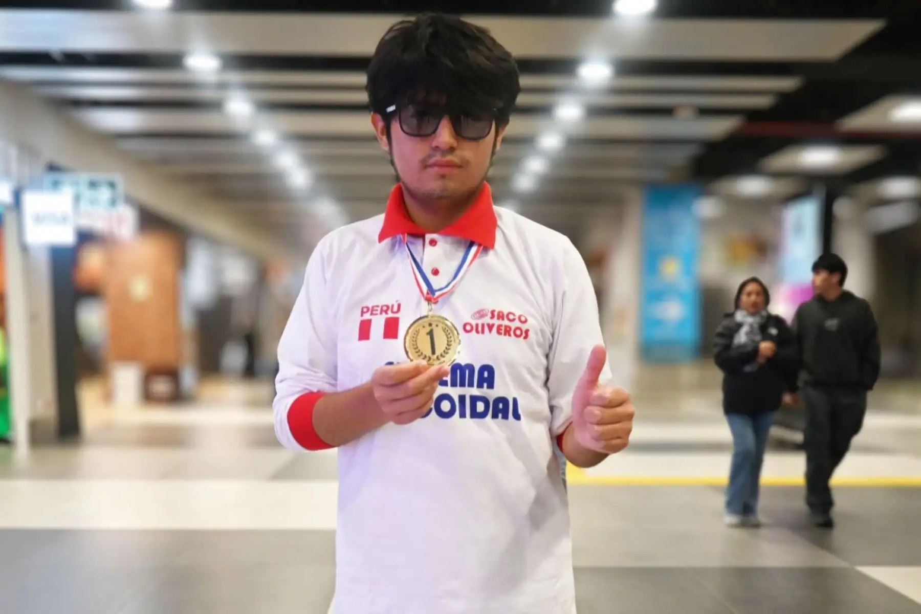 Perú triunfó en la X Olimpiada Centroamericana y del Caribe de Física (OCCAFI 2025), celebrada entre el 31 de agosto y el 6 de septiembre en Santo Domingo, República Dominicana. El estudiante Sebastián Choque se alzó con la medalla de oro por segundo año consecutivo y obtuvo, además, la puntuación más alta del certamen. Foto: Difusión