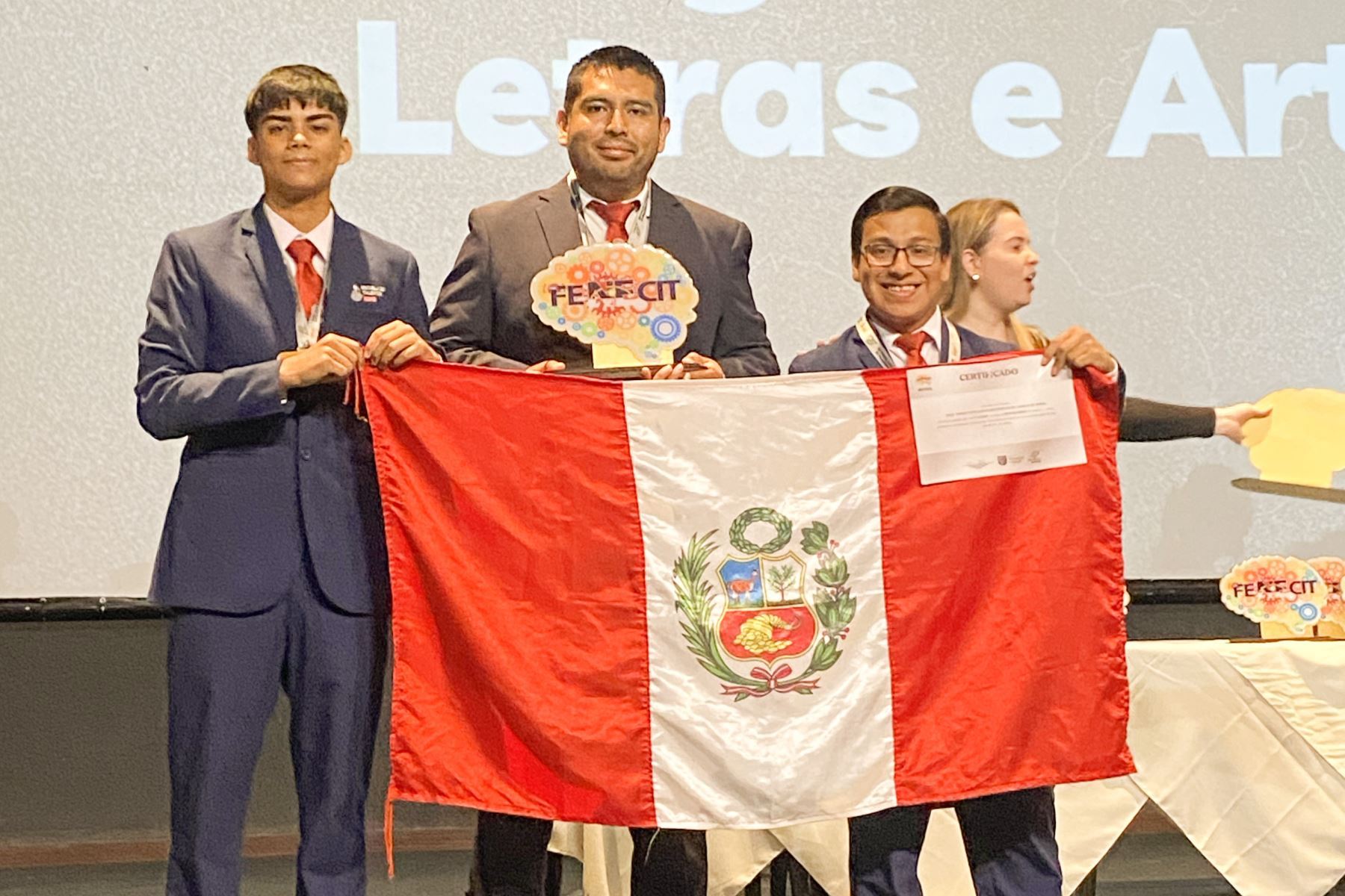 Tras su exitoso paso por los Emiratos Árabes Unidos, el proyecto Robot Inteligente Intérprete de Lengua de Señas, desarrollado por la Escuela de Talentos del Callao, obtuvo el primer puesto en la Feria Nordestina de Ciencia y Tecnología (Fenecit 2025), realizada en la ciudad de Recife, Brasil. Foto: Difusión