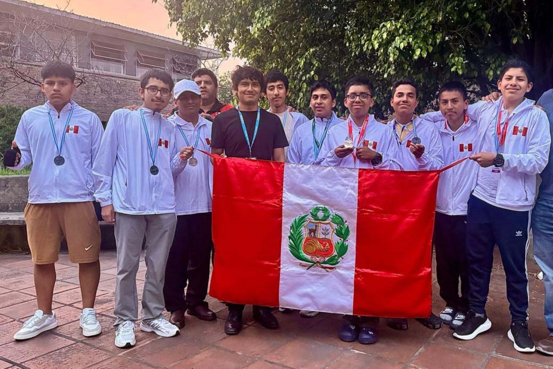 Un equipo peruano integrado por los ganadores de la XXI Olimpiada Nacional Escolar de Matemática 2025, organizada por el Ministerio de Educación, mostró su talento a escala internacional al obtener ocho medallas en la 32.ª Olimpiada Matemática Rioplatense, celebrada en Buenos Aires, Argentina. Foto: Difusión