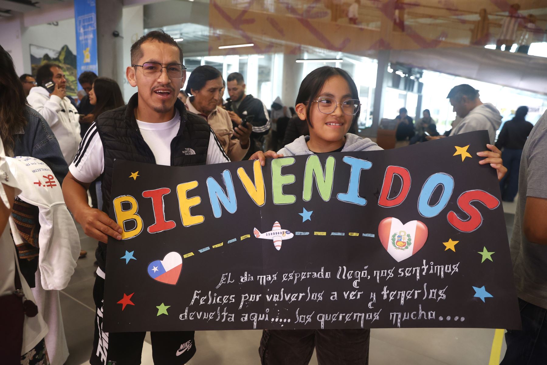Familiares esperan la llegada de pasajeros peruanos provenientes del extranjero en el Aeropuerto Jorge Chávez para la celebración de las fiestas navideñas.
Foto: ANDINA/Vidal Tarqui