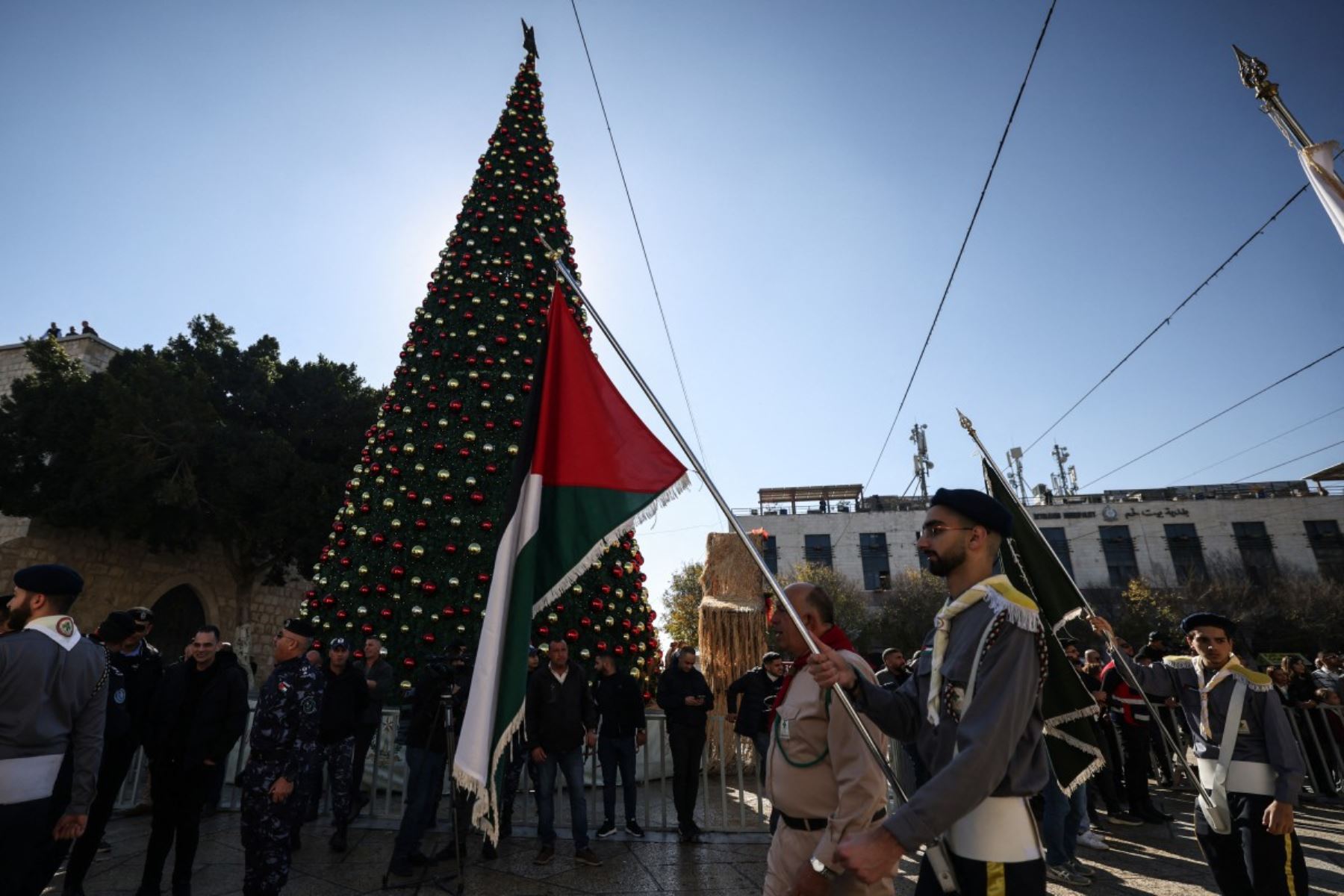 Miembros del movimiento scout marchan durante las celebraciones de Nochebuena en la Plaza del Pesebre, frente a la Iglesia de la Natividad en Belén, en Cisjordania ocupada por Israel. AFP