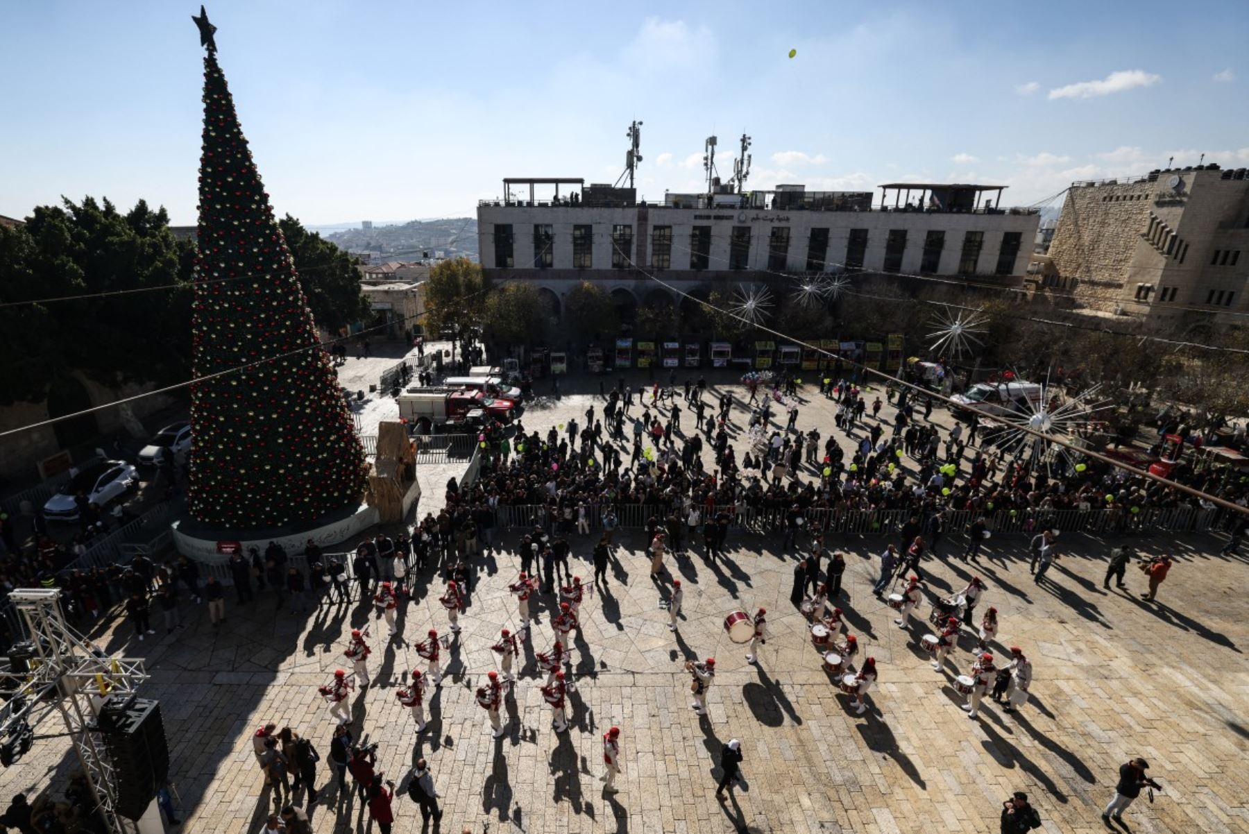 Cristianos de todas las edades se dirigeron a la céntrica Plaza del Pesebre, donde espectadores se asomaban desde los balcones del edificio municipal para observar las celebraciones. AFP