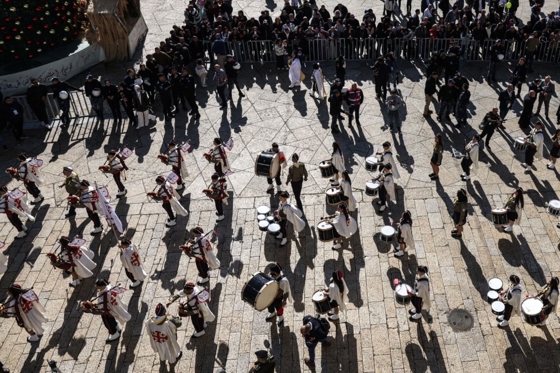 Al compás de tambores y bajo un cielo rutilante, jóvenes palestinos desfilaron este miércoles en las calles de Belén, para dar inicio a la primera Navidad festiva después de dos años ensombrecidos por la guerra de Gaza. AFP