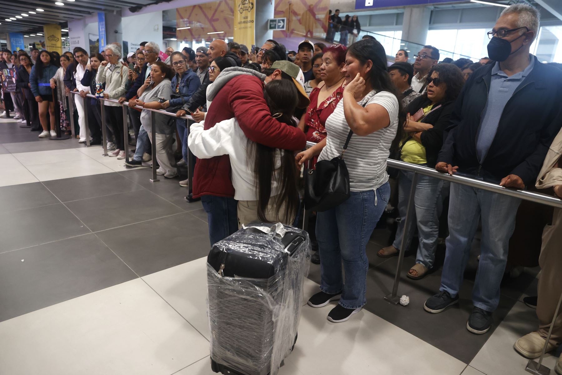 Emoción de las personas al reencontrarse con sus seres queridos en el aeropuerto Jorge Chávez, para pasar juntos esta navidad.
Foto: ANDINA/Vidal Tarqui