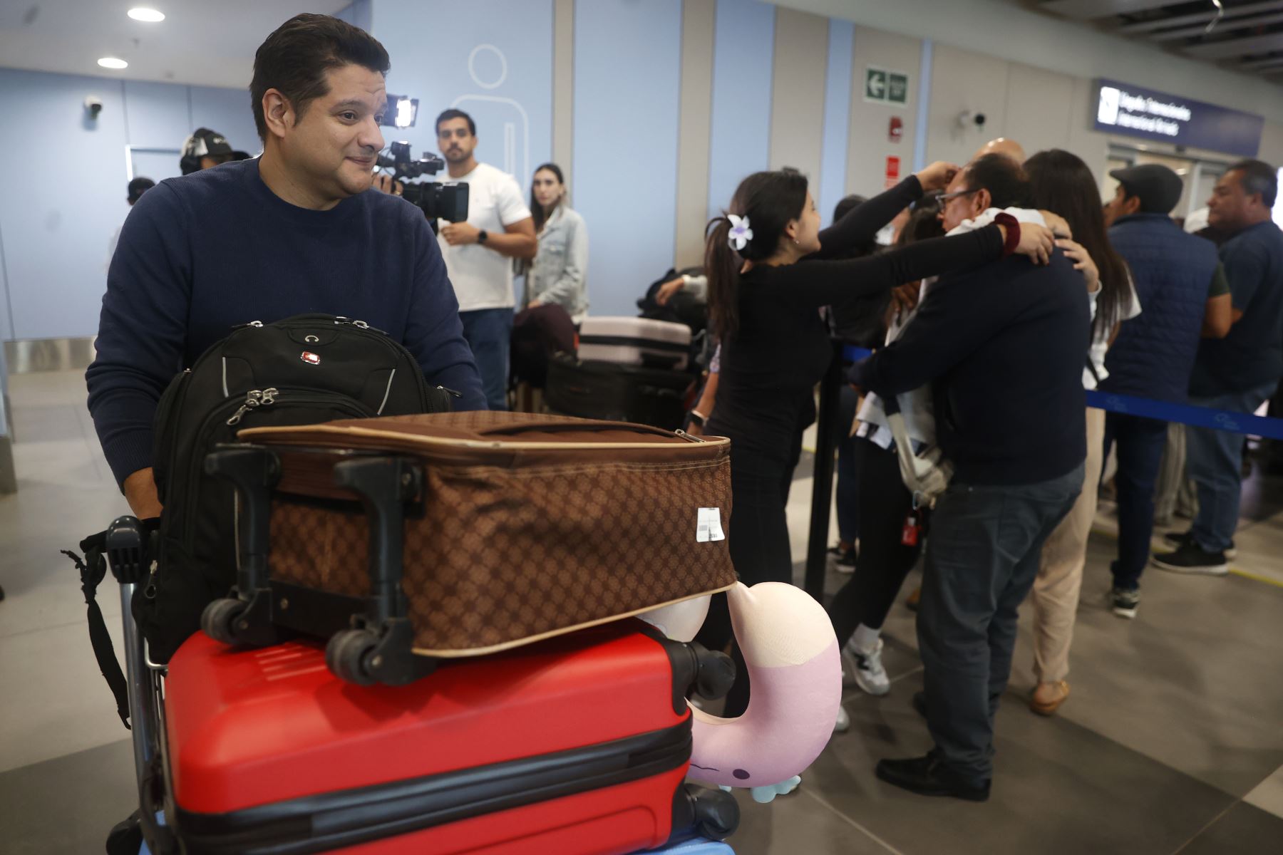 Llegada de pasajeros peruanos provenientes del extranjero en el Aeropuerto Jorge Chávez, a la espera de un encuentro con sus familiares por las fiestas navideñas.
Foto: ANDINA/Vidal Tarqui