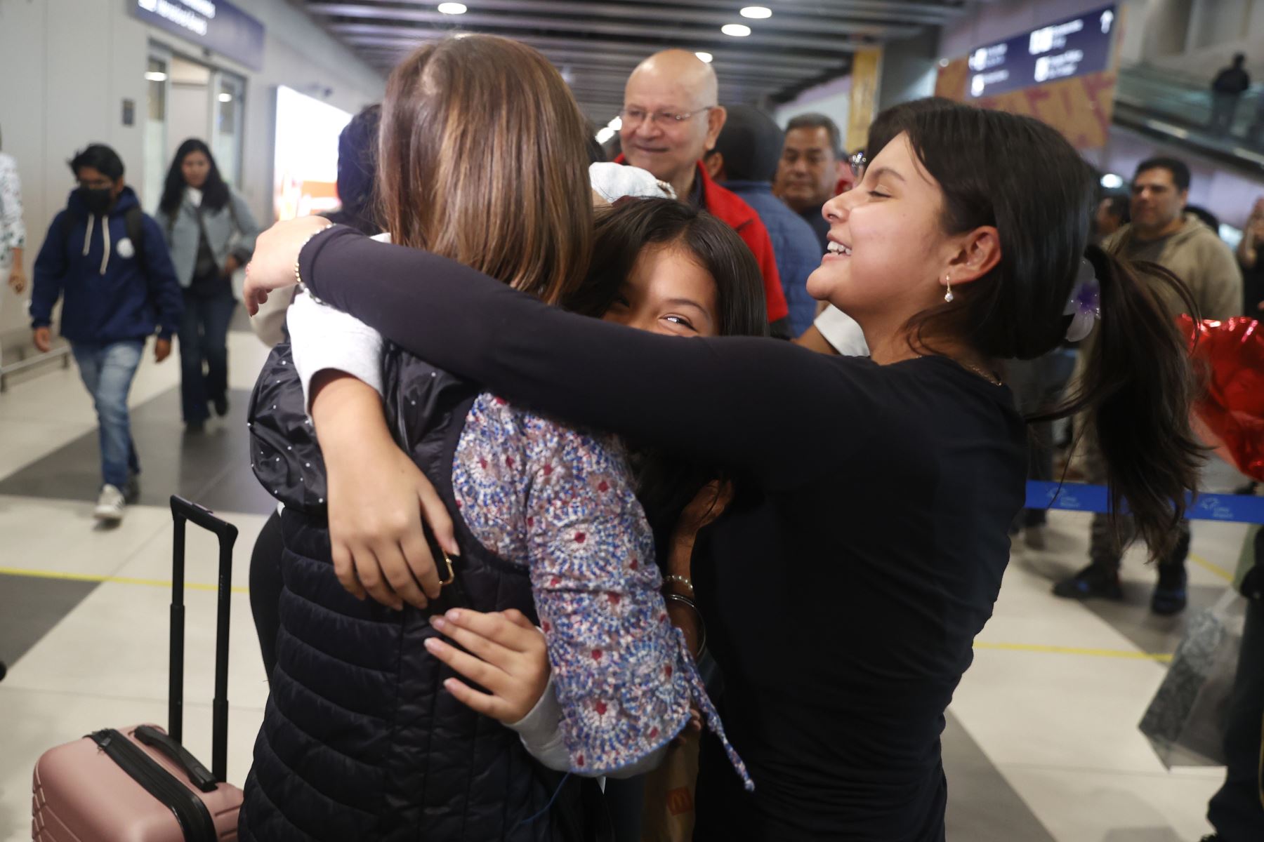Familiares se abrazan a su llegada al Perú en el aeropuerto Jorge Chávez, donde muchas familias se reencuentran para celebrar juntos la navidad, tras largo tiempo en el extranjero. 
Foto: ANDINA/Vidal Tarqui
