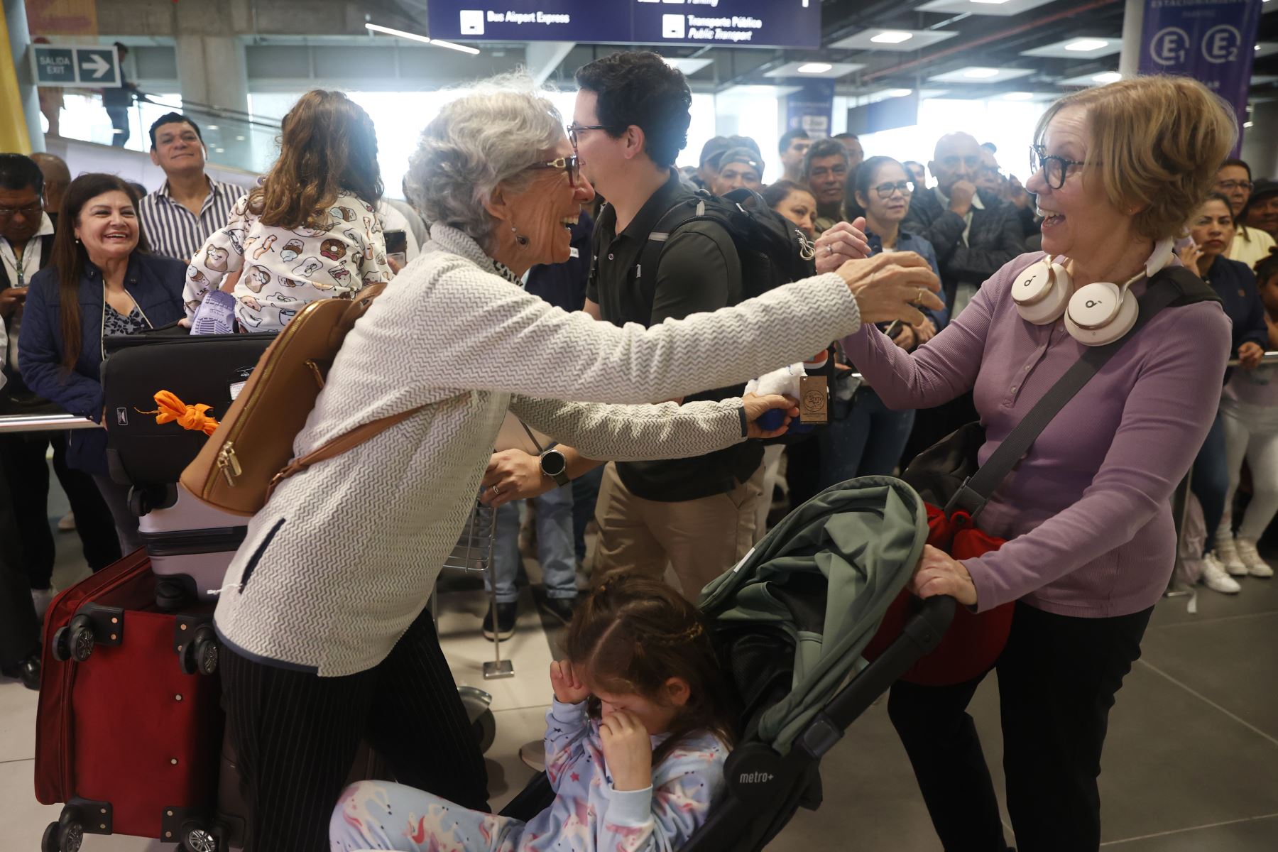 Emotivos encuentros se dieron hoy en el Aeropuerto Jorge Chávez donde muchos viajeros volvieron al país para celebrar en familia las fiestas navideñas.
Foto: ANDINA/Vidal Tarqui