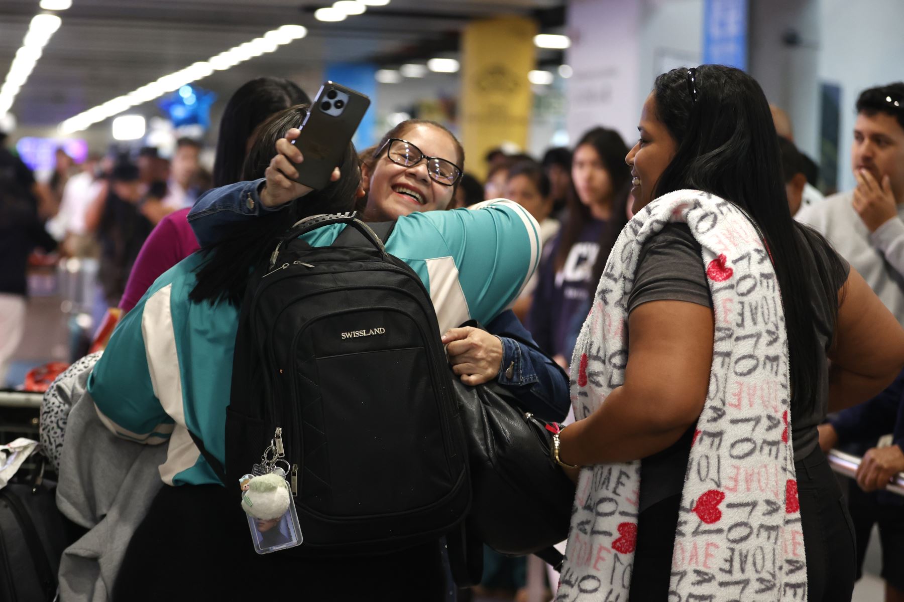 Emoción de las personas al reencontrarse con sus seres queridos en el aeropuerto Jorge Chávez, para pasar juntos esta navidad.
Foto: ANDINA/Vidal Tarqui