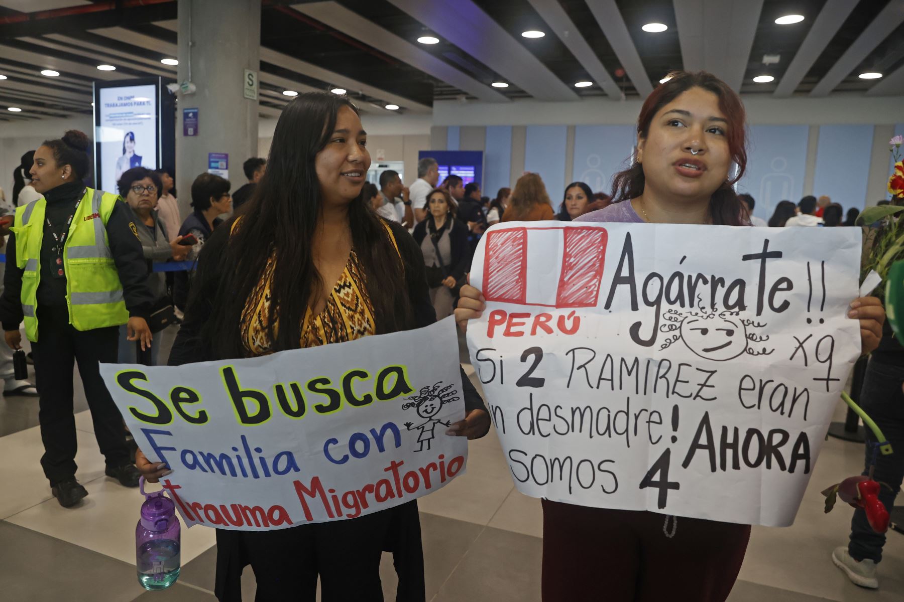 Familiares esperan la llegada de pasajeros peruanos provenientes del extranjero en el Aeropuerto Jorge Chávez para la celebración de las fiestas navideñas.
Foto: ANDINA/Vidal Tarqui