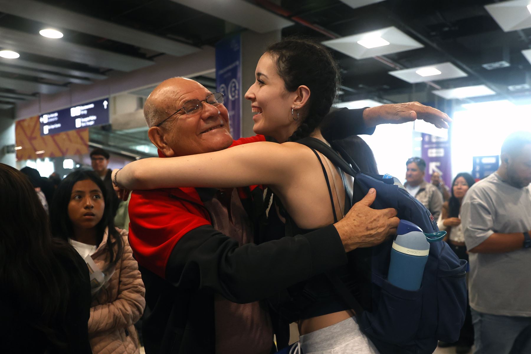 Emoción de las personas al reencontrarse con sus seres queridos en el aeropuerto Jorge Chávez, para pasar juntos esta navidad.
Foto: ANDINA/Vidal Tarqui