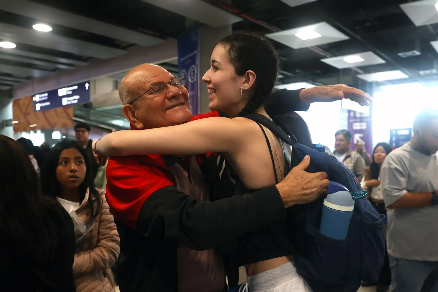 Emoción de las personas al reencontrarse con sus seres queridos en el aeropuerto Jorge Chávez, para pasar juntos esta navidad.
Foto: ANDINA/Vidal Tarqui