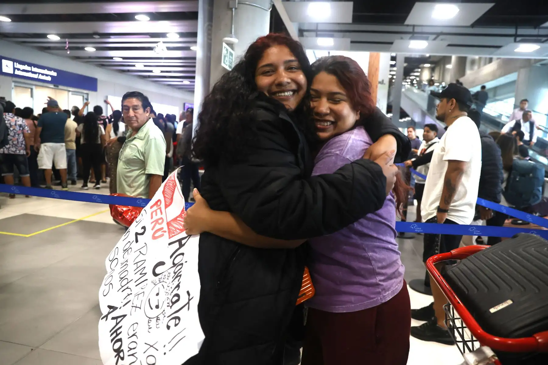 Dos hermanas se abrazan en la puerta de llegadas internacionales del aeropuerto internacional Jorge Chávez, donde muchas familias se reencuentran para celebrar las fiestas navideñas tras largo tiempo de separación. 
Foto: ANDINA/Vidal Tarqui