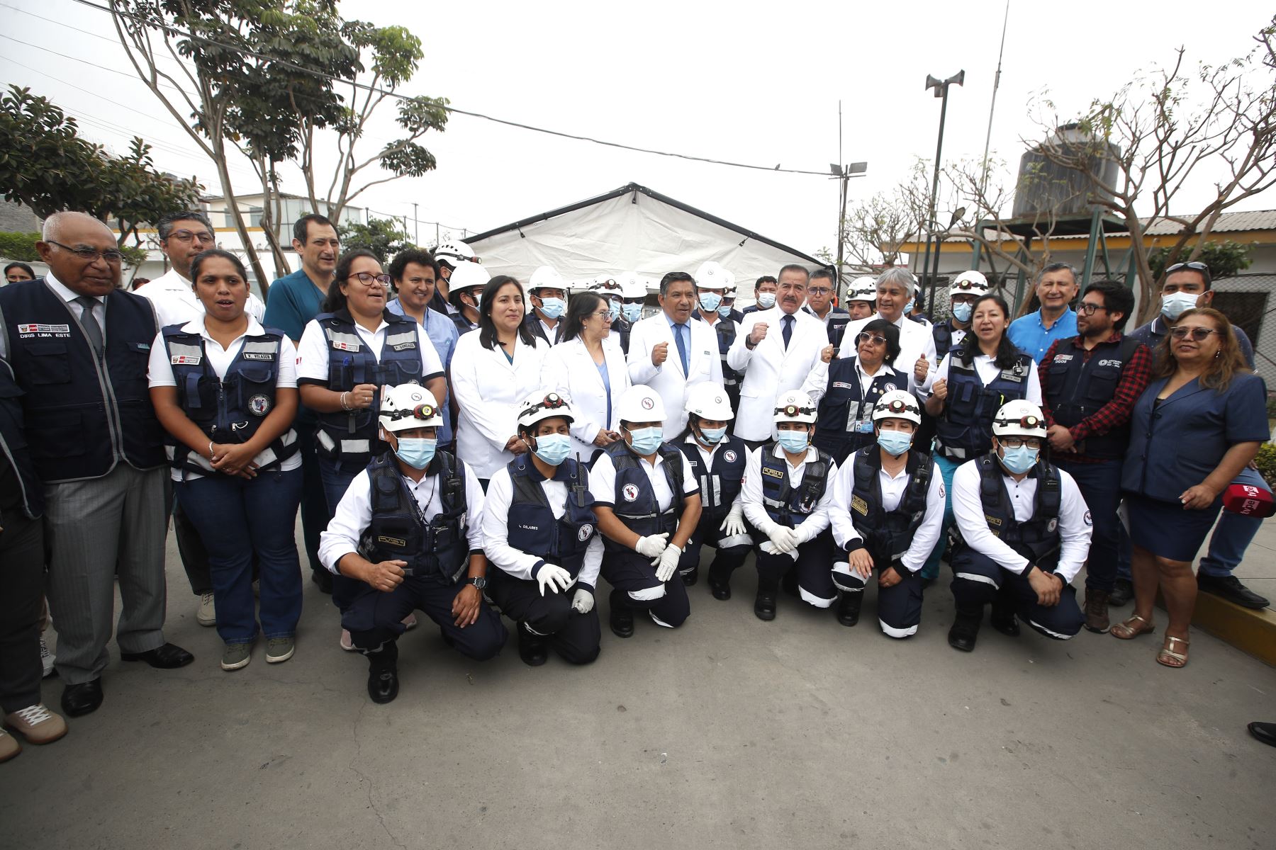 En el marco de la declaratoria de alerta amarilla en todos los establecimientos de salud a nivel nacional por las celebraciones de fin de año, el ministro de Salud, Luis Quiroz, llega hasta el Hospital Nacional Hipólito Unanue para supervisar los servicios de salud y la atención que brindan a los pacientes.
Foto: ANDINA/Eddy Ramos