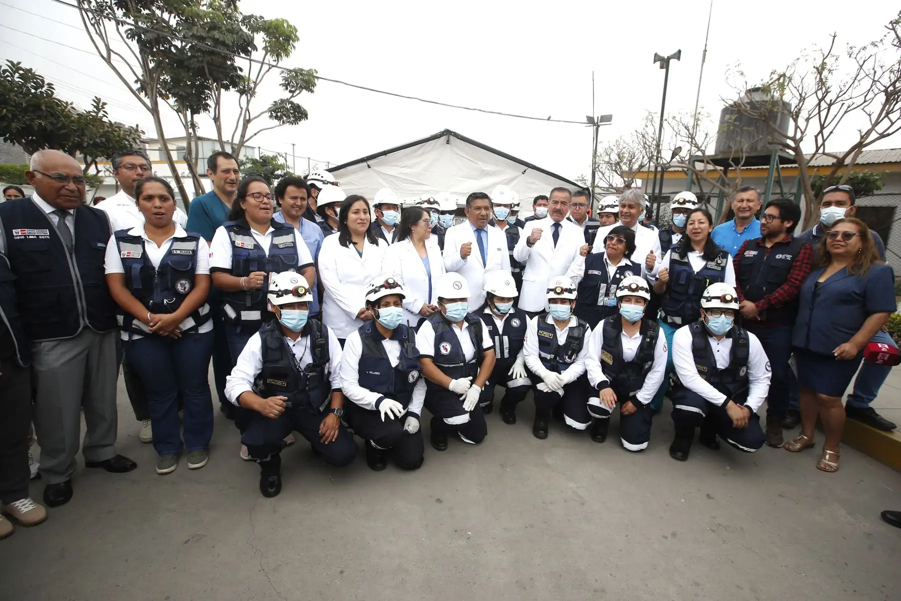 En el marco de la declaratoria de alerta amarilla en todos los establecimientos de salud a nivel nacional por las celebraciones de fin de año, el ministro de Salud, Luis Quiroz, llega hasta el Hospital Nacional Hipólito Unanue para supervisar los servicios de salud y la atención que brindan a los pacientes.
Foto: ANDINA/Eddy Ramos