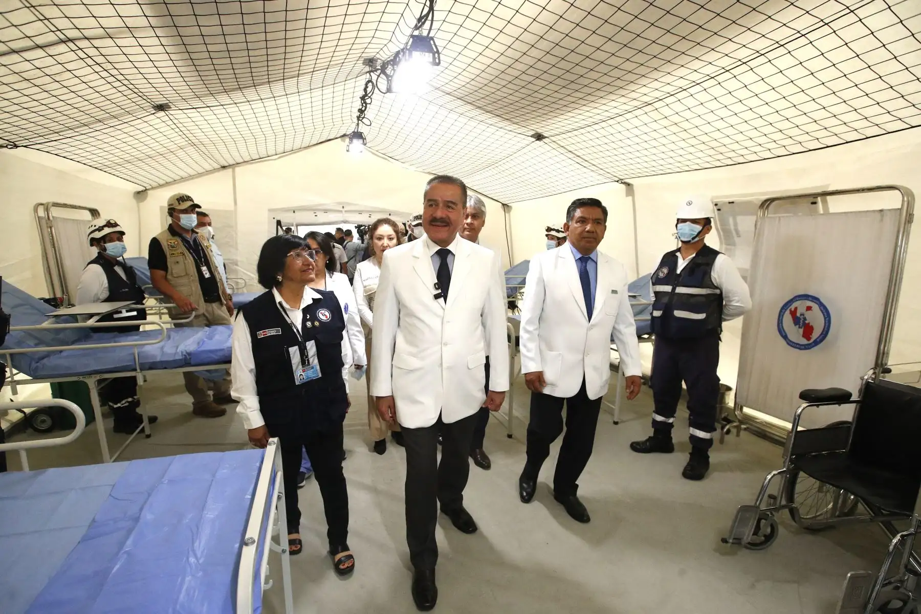 En el marco de la declaratoria de alerta amarilla en todos los establecimientos de salud a nivel nacional por las celebraciones de fin de año, el ministro de Salud, Luis Quiroz, llega hasta el Hospital Nacional Hipólito Unanue para supervisar los servicios de salud y la atención que brindan a los pacientes.
Foto: ANDINA/Eddy Ramos