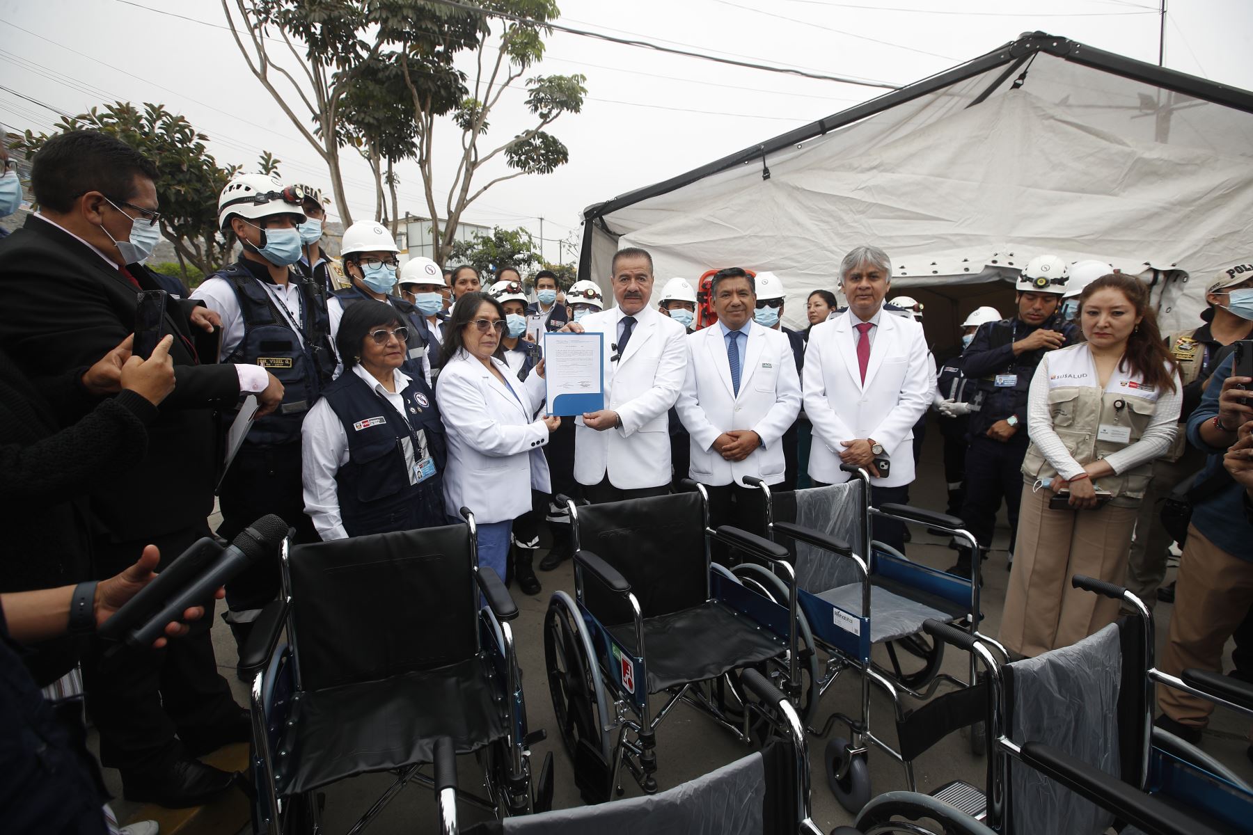 En el marco de la declaratoria de alerta amarilla en todos los establecimientos de salud a nivel nacional por las celebraciones de fin de año, el ministro de Salud, Luis Quiroz, llega hasta el Hospital Nacional Hipólito Unanue para supervisar los servicios de salud y la atención que brindan a los pacientes.
Foto: ANDINA/Eddy Ramos