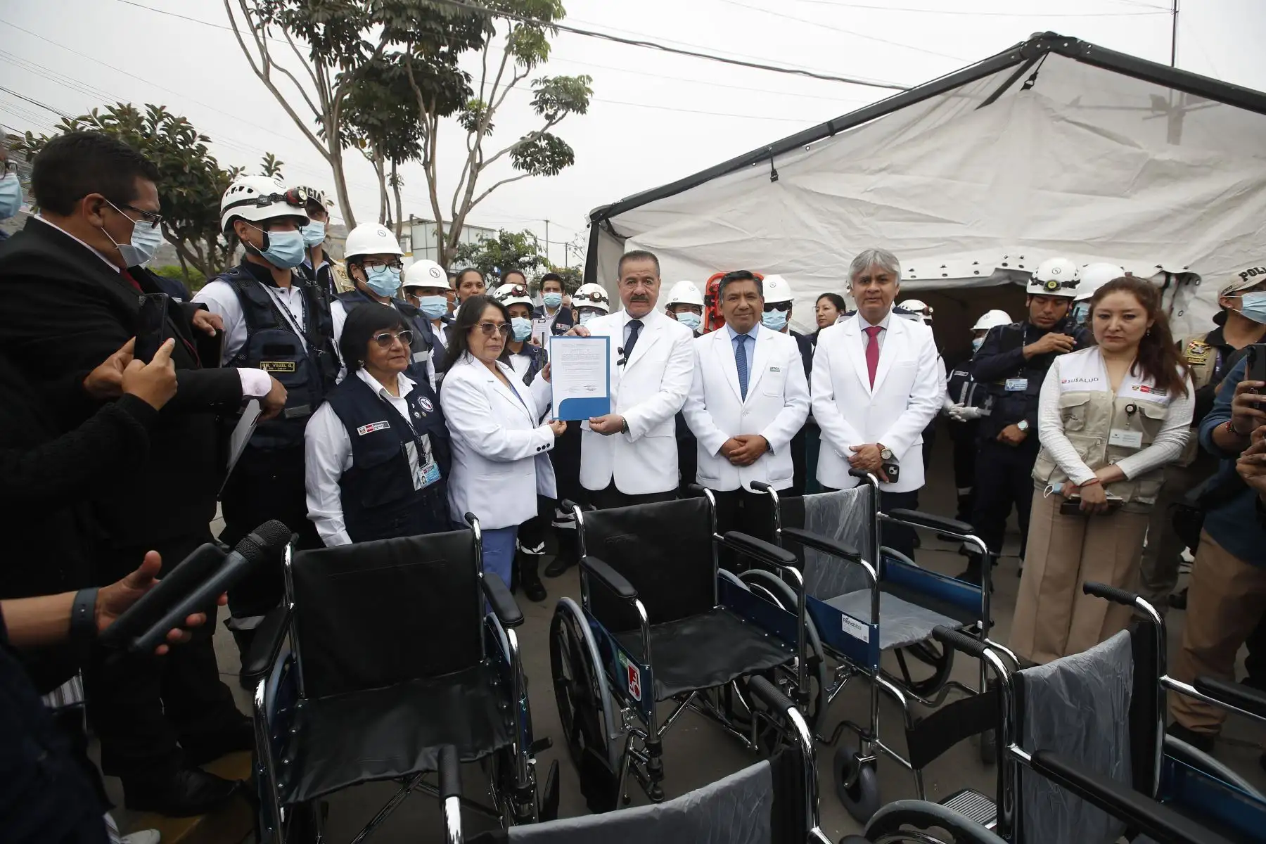 En el marco de la declaratoria de alerta amarilla en todos los establecimientos de salud a nivel nacional por las celebraciones de fin de año, el ministro de Salud, Luis Quiroz, llega hasta el Hospital Nacional Hipólito Unanue para supervisar los servicios de salud y la atención que brindan a los pacientes.
Foto: ANDINA/Eddy Ramos
