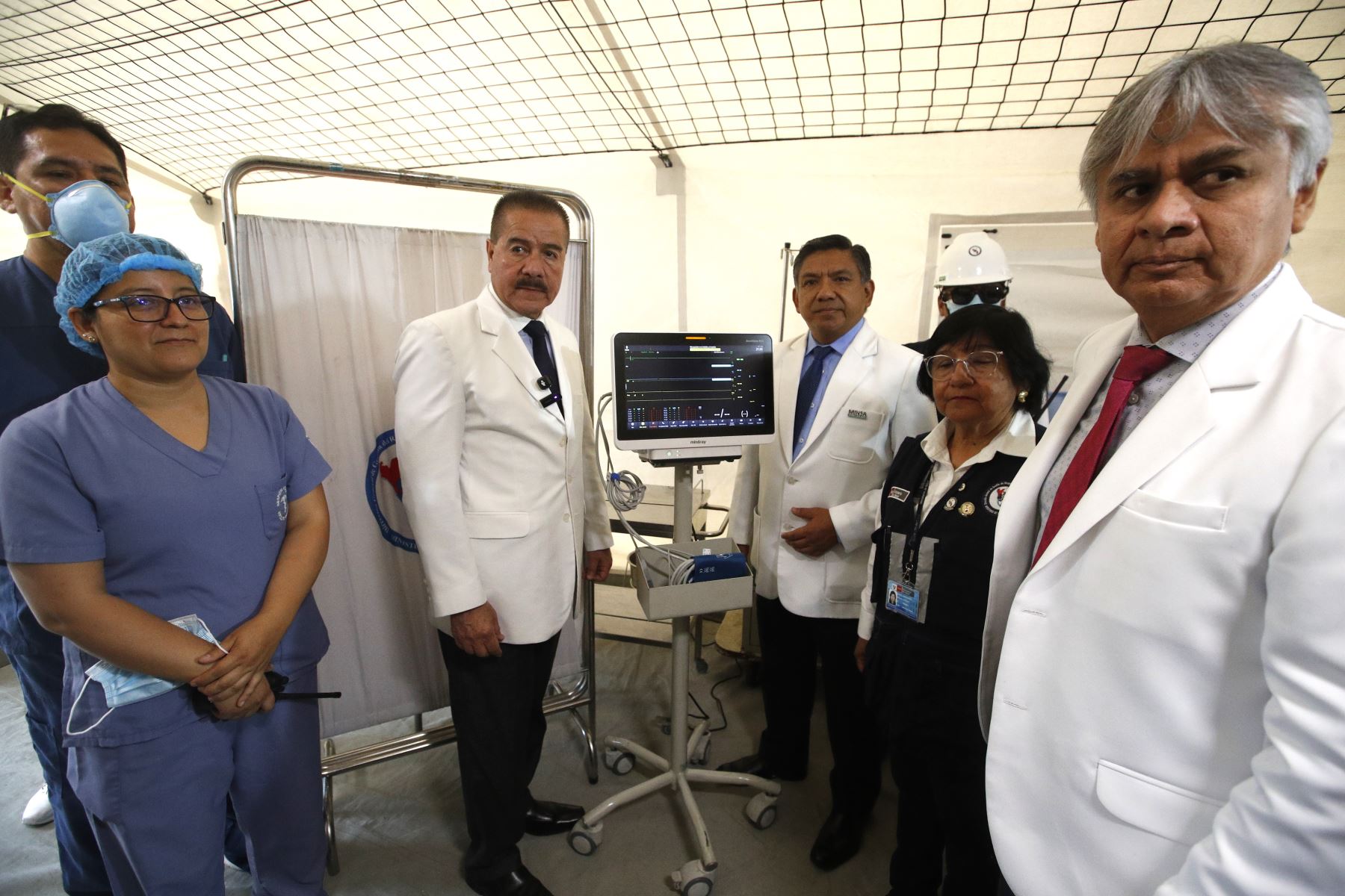 En el marco de la declaratoria de alerta amarilla en todos los establecimientos de salud a nivel nacional por las celebraciones de fin de año, el ministro de Salud, Luis Quiroz, llega hasta el Hospital Nacional Hipólito Unanue para supervisar los servicios de salud y la atención que brindan a los pacientes.
Foto: ANDINA/Eddy Ramos