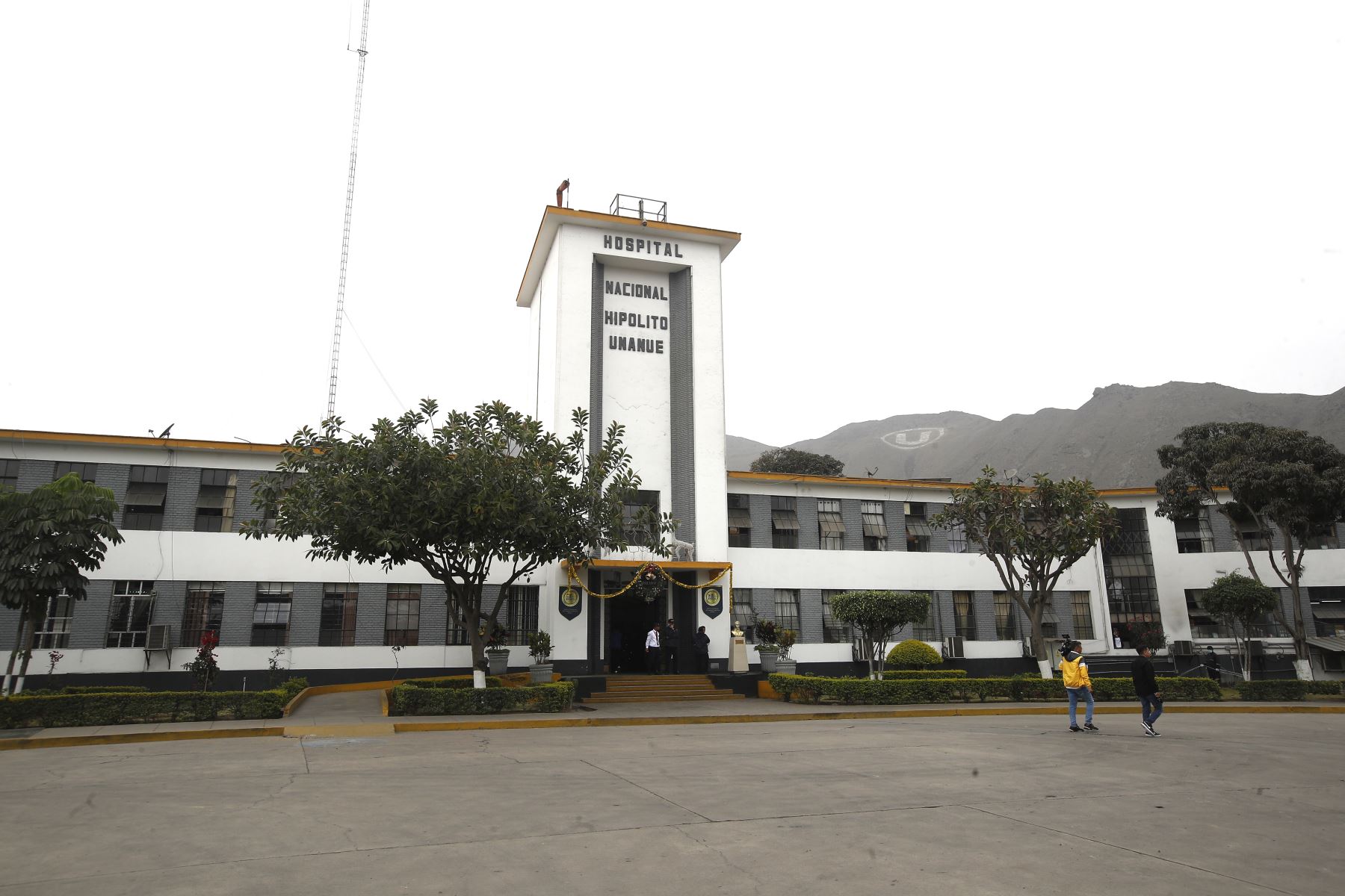 En el marco de la declaratoria de alerta amarilla en todos los establecimientos de salud a nivel nacional por las celebraciones de fin de año, el ministro de Salud, Luis Quiroz, llega hasta el Hospital Nacional Hipólito Unanue para supervisar los servicios de salud y la atención que brindan a los pacientes.
Foto: ANDINA/Eddy Ramos