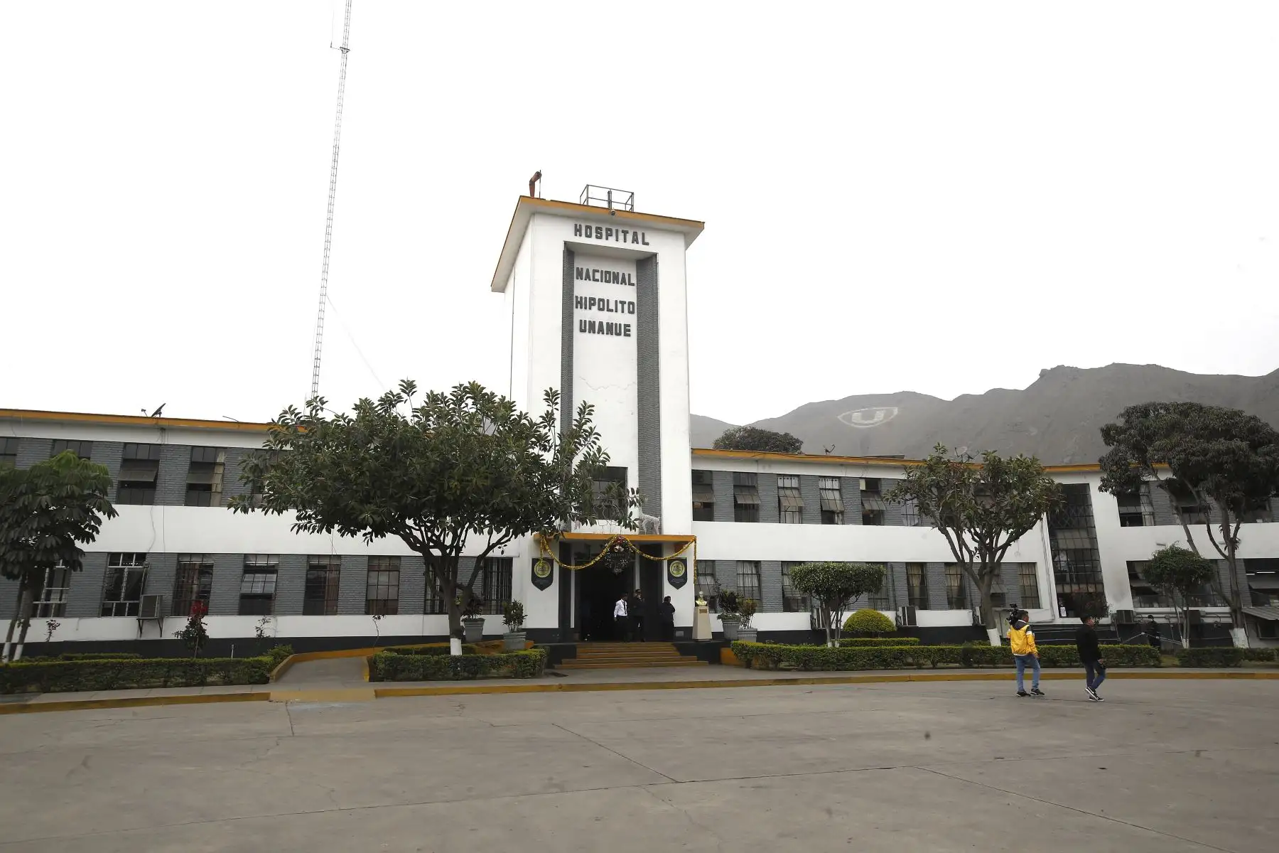 En el marco de la declaratoria de alerta amarilla en todos los establecimientos de salud a nivel nacional por las celebraciones de fin de año, el ministro de Salud, Luis Quiroz, llega hasta el Hospital Nacional Hipólito Unanue para supervisar los servicios de salud y la atención que brindan a los pacientes.
Foto: ANDINA/Eddy Ramos