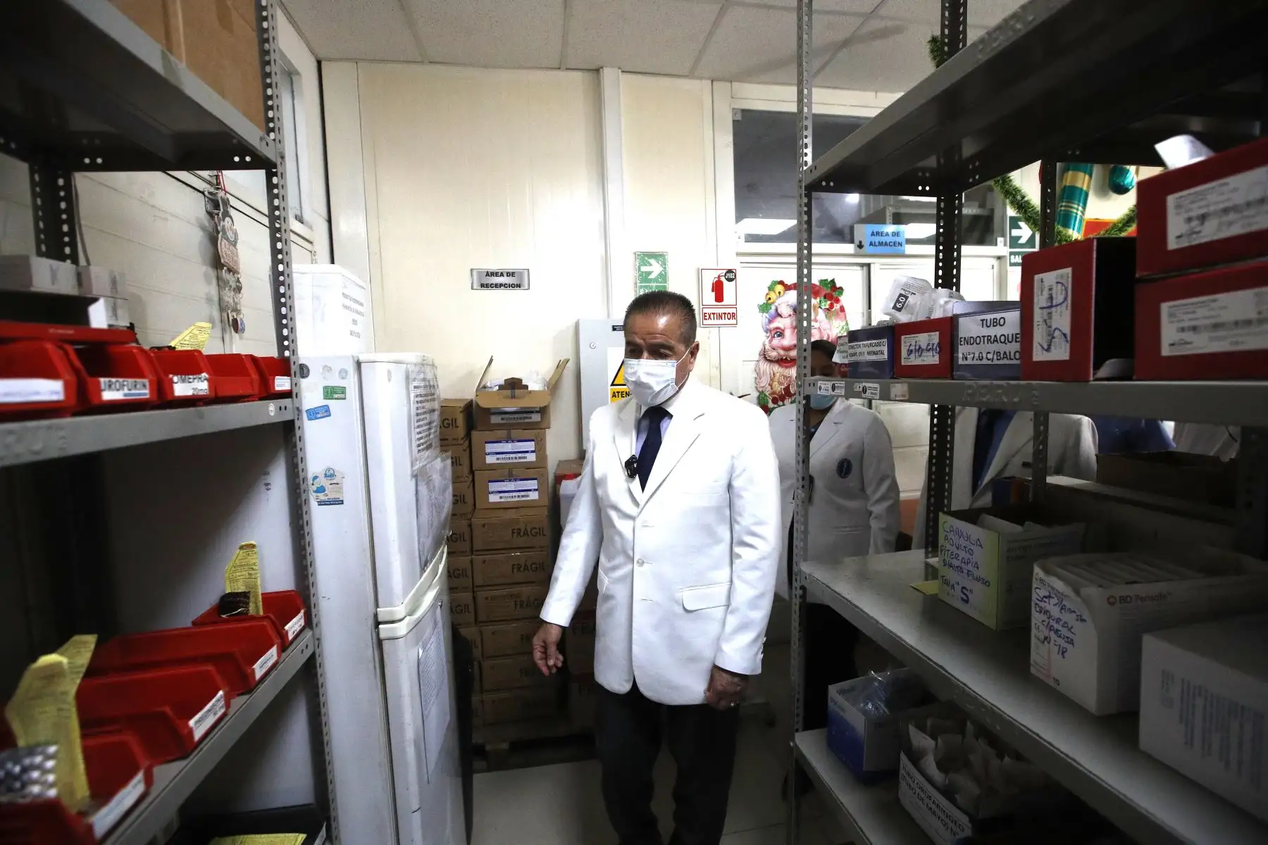 En el marco de la declaratoria de alerta amarilla en todos los establecimientos de salud a nivel nacional por las celebraciones de fin de año, el ministro de Salud, Luis Quiroz, llega hasta el Hospital Nacional Hipólito Unanue para supervisar los servicios de salud y la atención que brindan a los pacientes.
Foto: ANDINA/Eddy Ramos