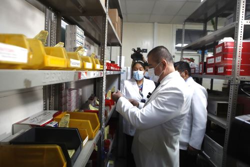 Ministro de Salud llega al Hospital Nacional Hipólito Unanue para supervisar los servicios de salud