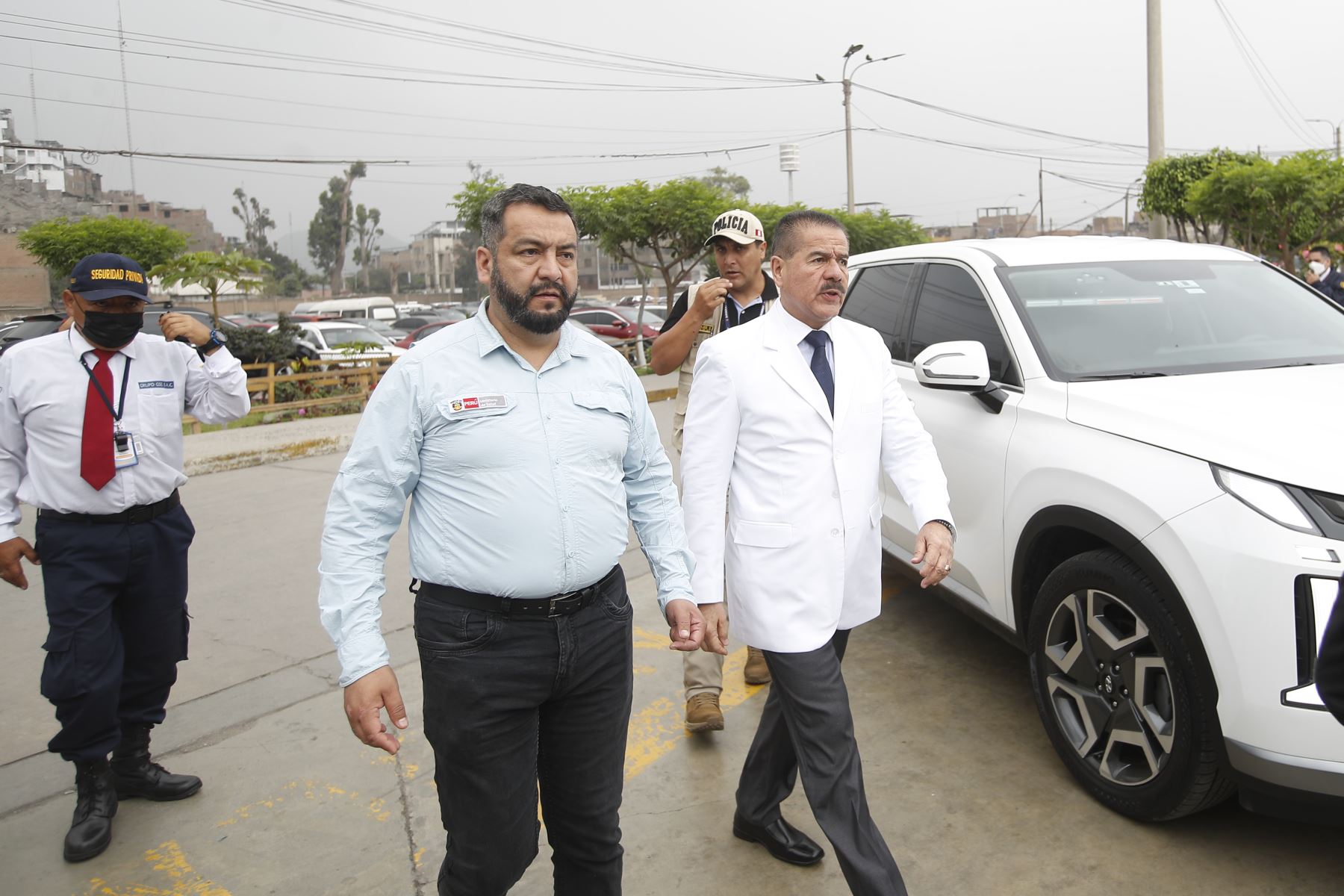 En el marco de la declaratoria de alerta amarilla en todos los establecimientos de salud a nivel nacional por las celebraciones de fin de año, el ministro de Salud, Luis Quiroz, llega hasta el Hospital Nacional Hipólito Unanue para supervisar los servicios de salud y la atención que brindan a los pacientes.
Foto: ANDINA/Eddy Ramos