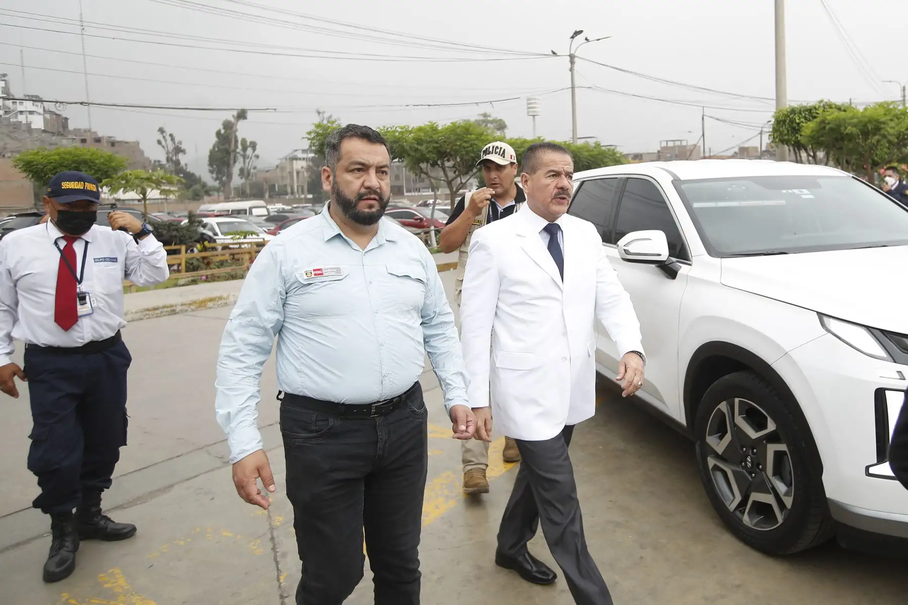 En el marco de la declaratoria de alerta amarilla en todos los establecimientos de salud a nivel nacional por las celebraciones de fin de año, el ministro de Salud, Luis Quiroz, llega hasta el Hospital Nacional Hipólito Unanue para supervisar los servicios de salud y la atención que brindan a los pacientes.
Foto: ANDINA/Eddy Ramos