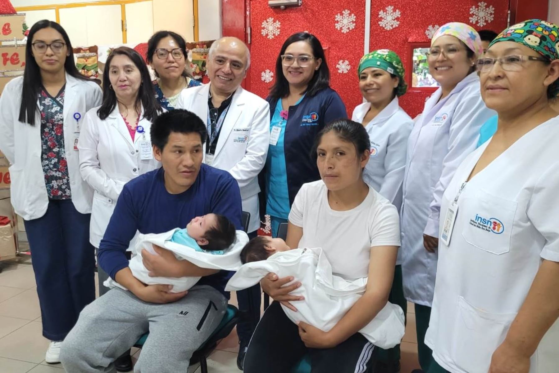 Siamesas unidas por la columna fueron separadas con éxito tras cirugía de alta complejidad. Foto: ANDINA/Difusión.