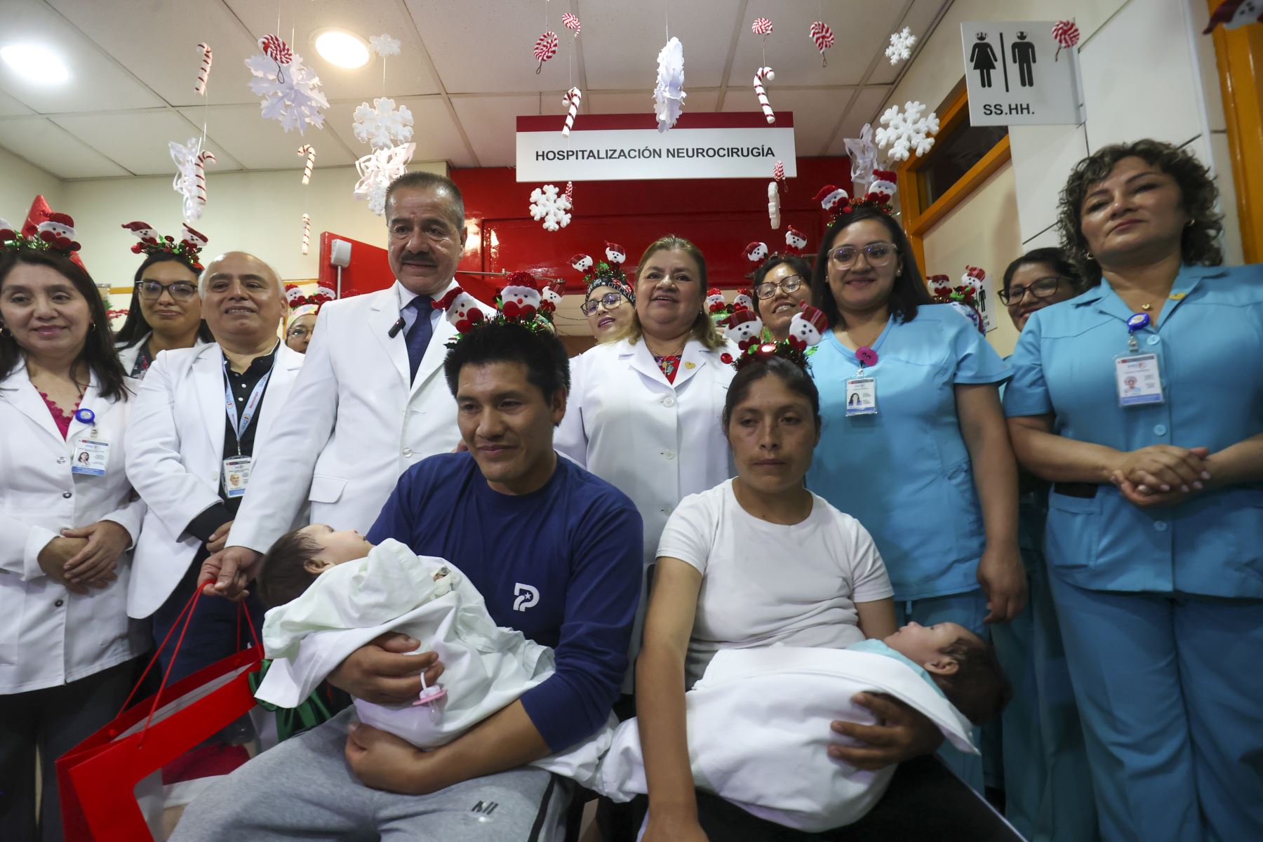Ailani y Alif Palacios Picón, gemelas siamesas huanuqueñas unidas por la columna vertebral desde su nacimiento prematuro el 5 de octubre, fueron separadas con éxito en una cirugía de alta complejidad realizada el 18 de diciembre en el Instituto Nacional del Niño de San Borja. El procedimiento, considerado un “milagro de Navidad”, devolvió esperanza a sus familias gracias al trabajo de un equipo médico especializado y al uso de tecnología avanzada. Foto:ANDINA / Juan Carlos Guzmán Negrini