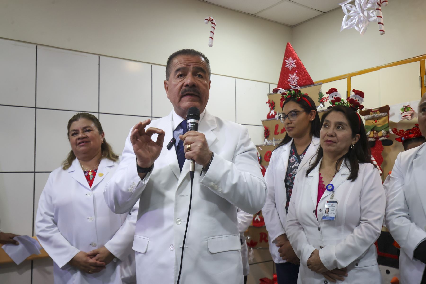 El ministro de Salud, Luis Quiroz acompañado de la  Directora General del Instituto Nacional de Salud del Niño (INSN) de San Borja,  Zulema Tomás, encabezaron la conferencia de prensa anunciando la proeza médica de separación de gemelas siamesas. Foto:ANDINA / Juan Carlos Guzmán Negrini