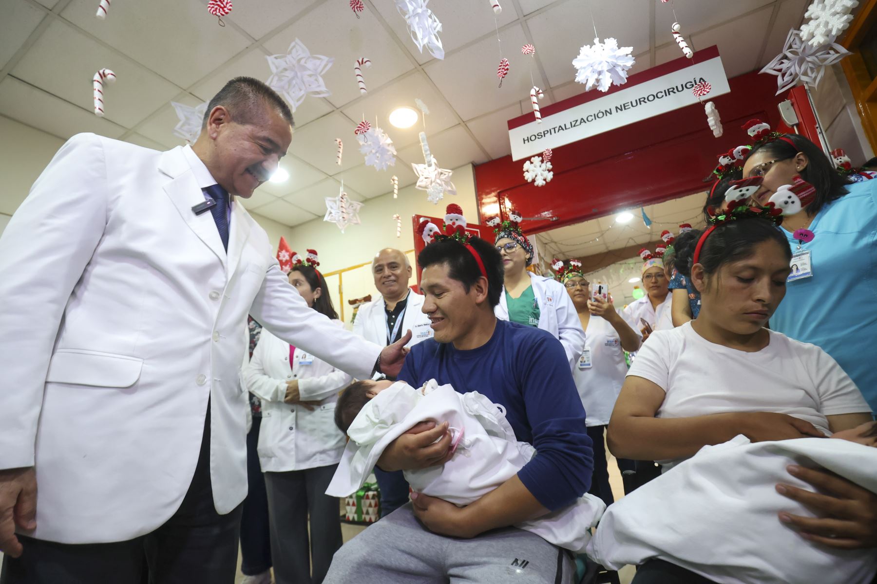Ailani y Alif Palacios Picón, gemelas siamesas huanuqueñas unidas por la columna vertebral desde su nacimiento prematuro el 5 de octubre, fueron separadas con éxito en una cirugía de alta complejidad realizada el 18 de diciembre en el Instituto Nacional del Niño de San Borja. El procedimiento, considerado un “milagro de Navidad”, devolvió esperanza a sus familias gracias al trabajo de un equipo médico especializado y al uso de tecnología avanzada. Foto:ANDINA / Juan Carlos Guzmán Negrini