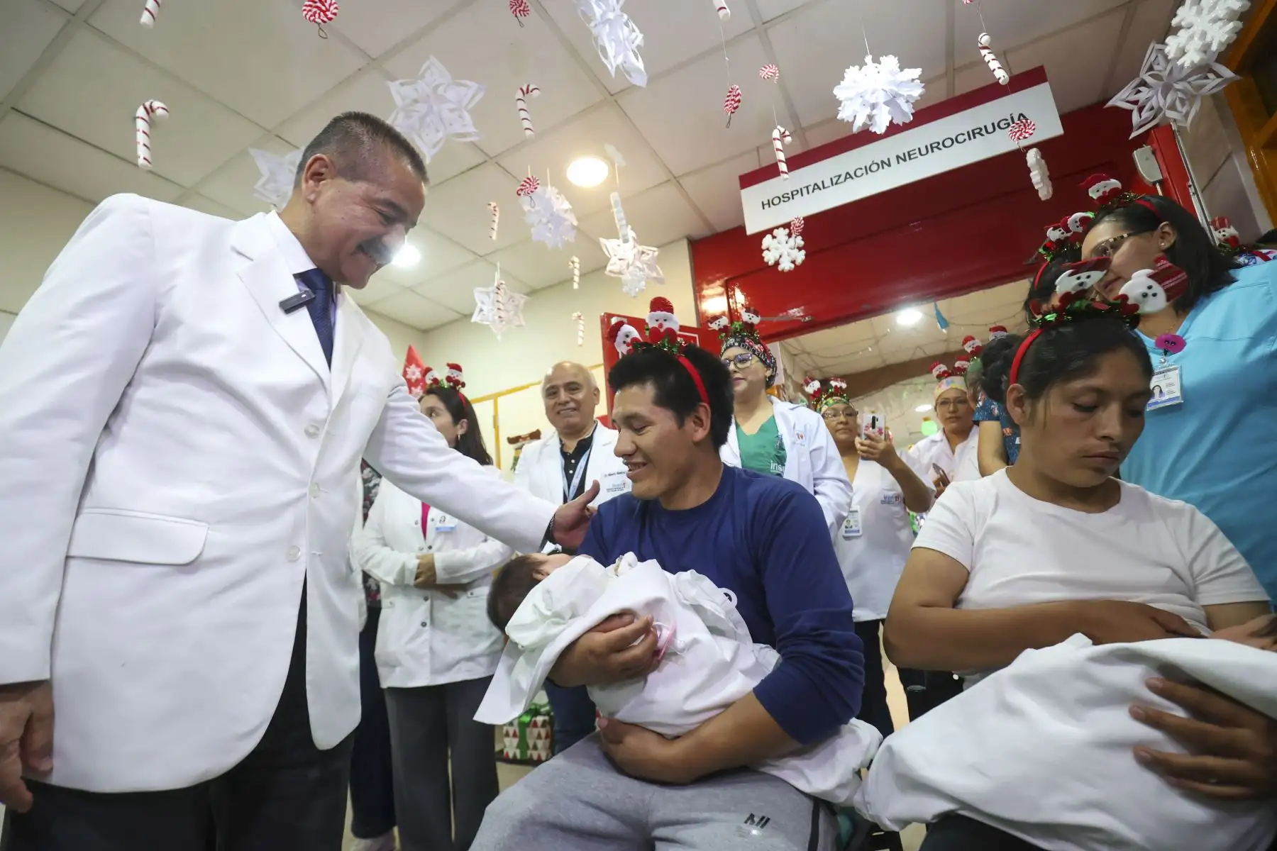 Ailani y Alif Palacios Picón, gemelas siamesas huanuqueñas unidas por la columna vertebral desde su nacimiento prematuro el 5 de octubre, fueron separadas con éxito en una cirugía de alta complejidad realizada el 18 de diciembre en el Instituto Nacional del Niño de San Borja. El procedimiento, considerado un “milagro de Navidad”, devolvió esperanza a sus familias gracias al trabajo de un equipo médico especializado y al uso de tecnología avanzada. Foto:ANDINA / Juan Carlos Guzmán Negrini