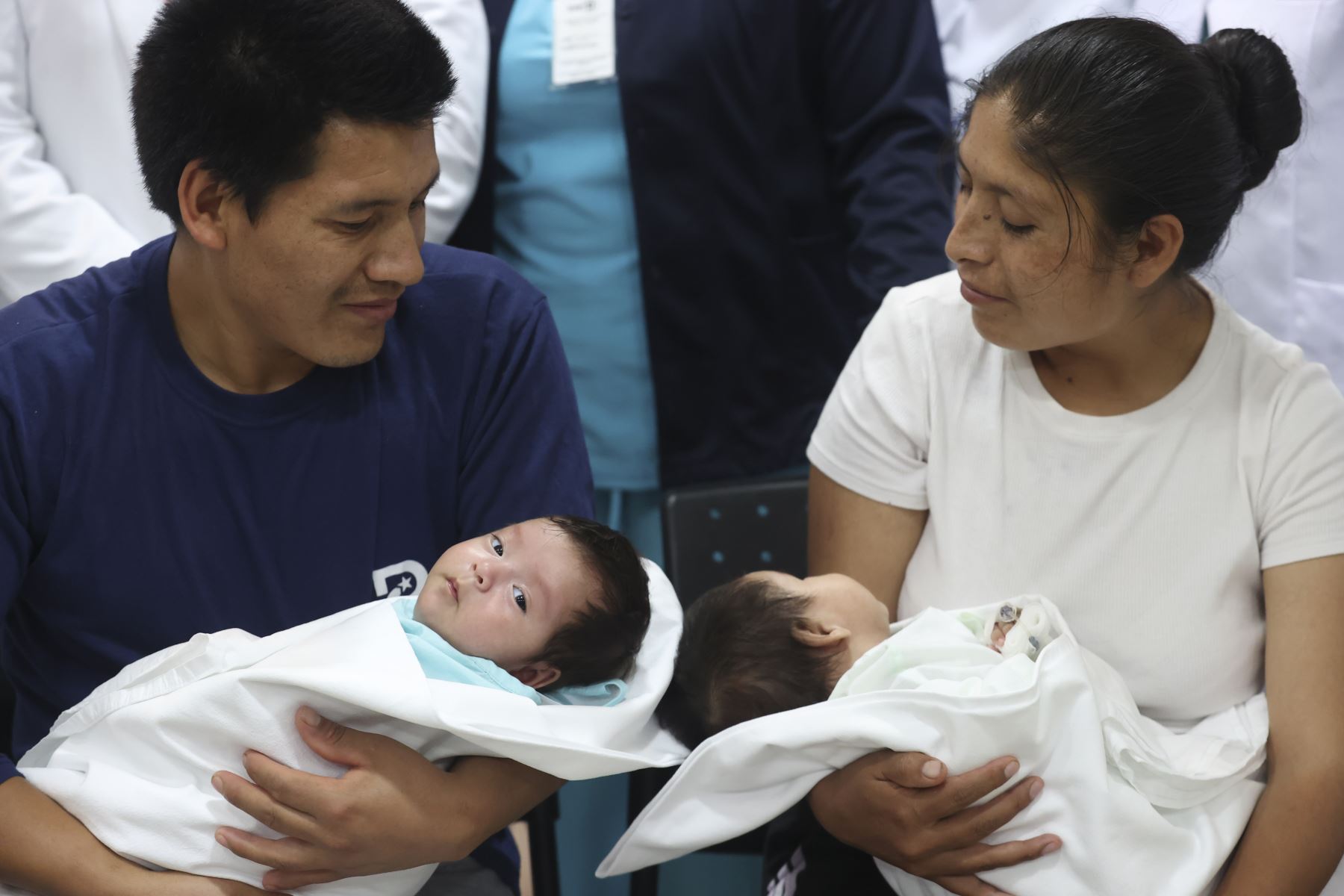 El ministro de Salud, Luis Quiroz acompañado Ailani y Alif Palacios Picón nacieron prematuramente el 5 de octubre en Huánuco, unidas por la columna vertebral, una condición extremadamente rara que exigía atención médica especializada inmediata y un seguimiento riguroso desde sus primeros días de vida. Foto:ANDINA / Juan Carlos Guzmán Negrini