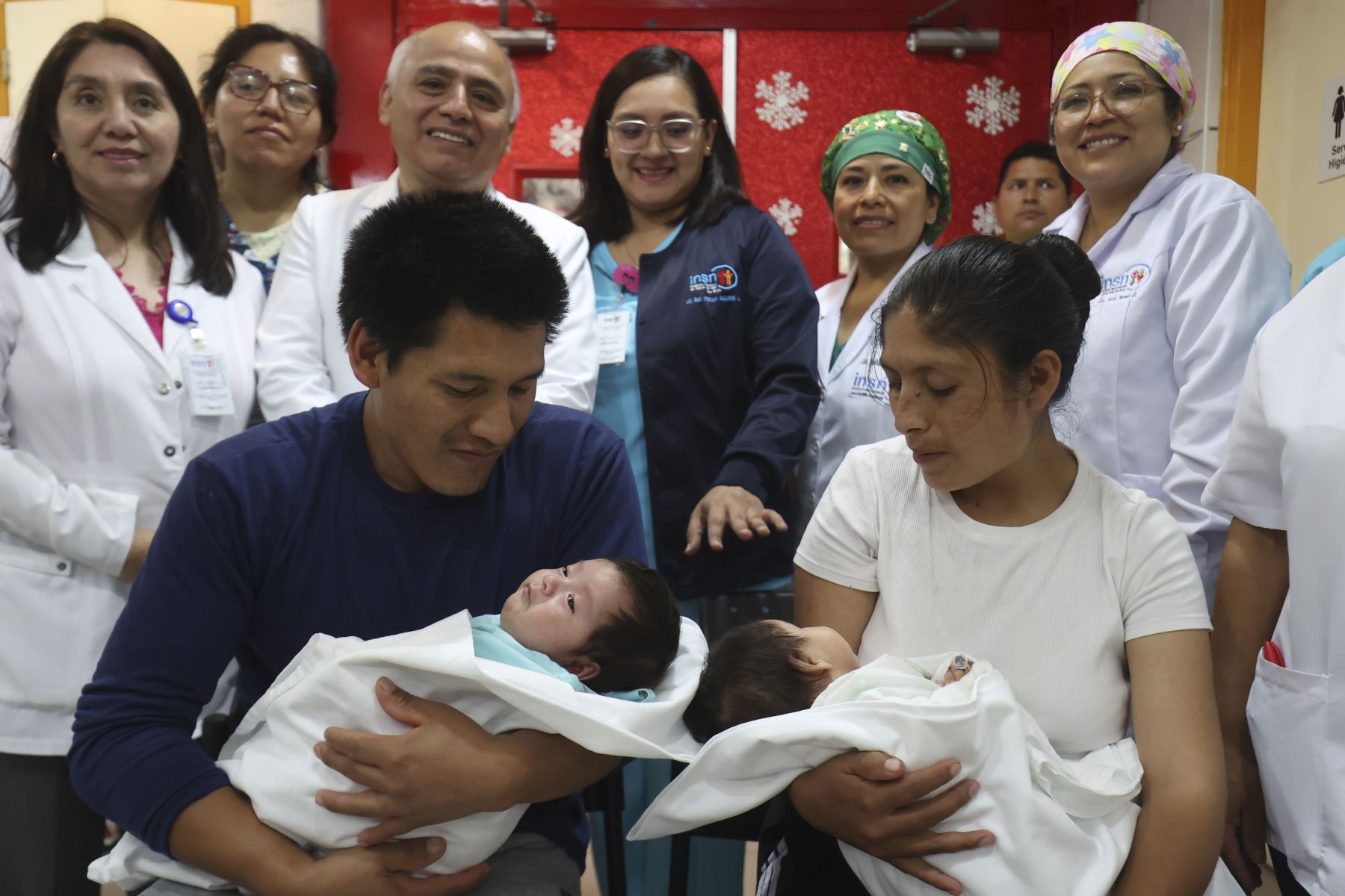 La cirugía de separación se realizó el 18 de diciembre y demandó varias horas de trabajo ininterrumpido, convirtiéndose en uno de los procedimientos más complejos ejecutados este año en el instituto, debido a la delicada unión vertebral que compartían ambas niñas. Foto:ANDINA / Juan Carlos Guzmán Negrini