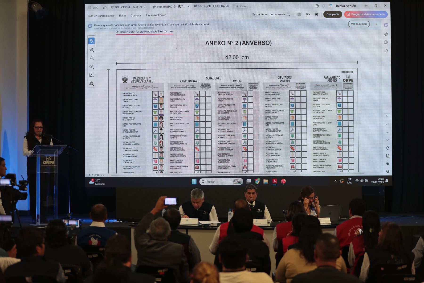 la Oficina Nacional de Procesos Electorales (Onpe) presentó oficialmente el diseño de la cédula de sufragio e instrucciones para el sorteo de la ubicación de las organizaciones políticas.
Foto: ANDINA/Verónica Calderón Zúñiga