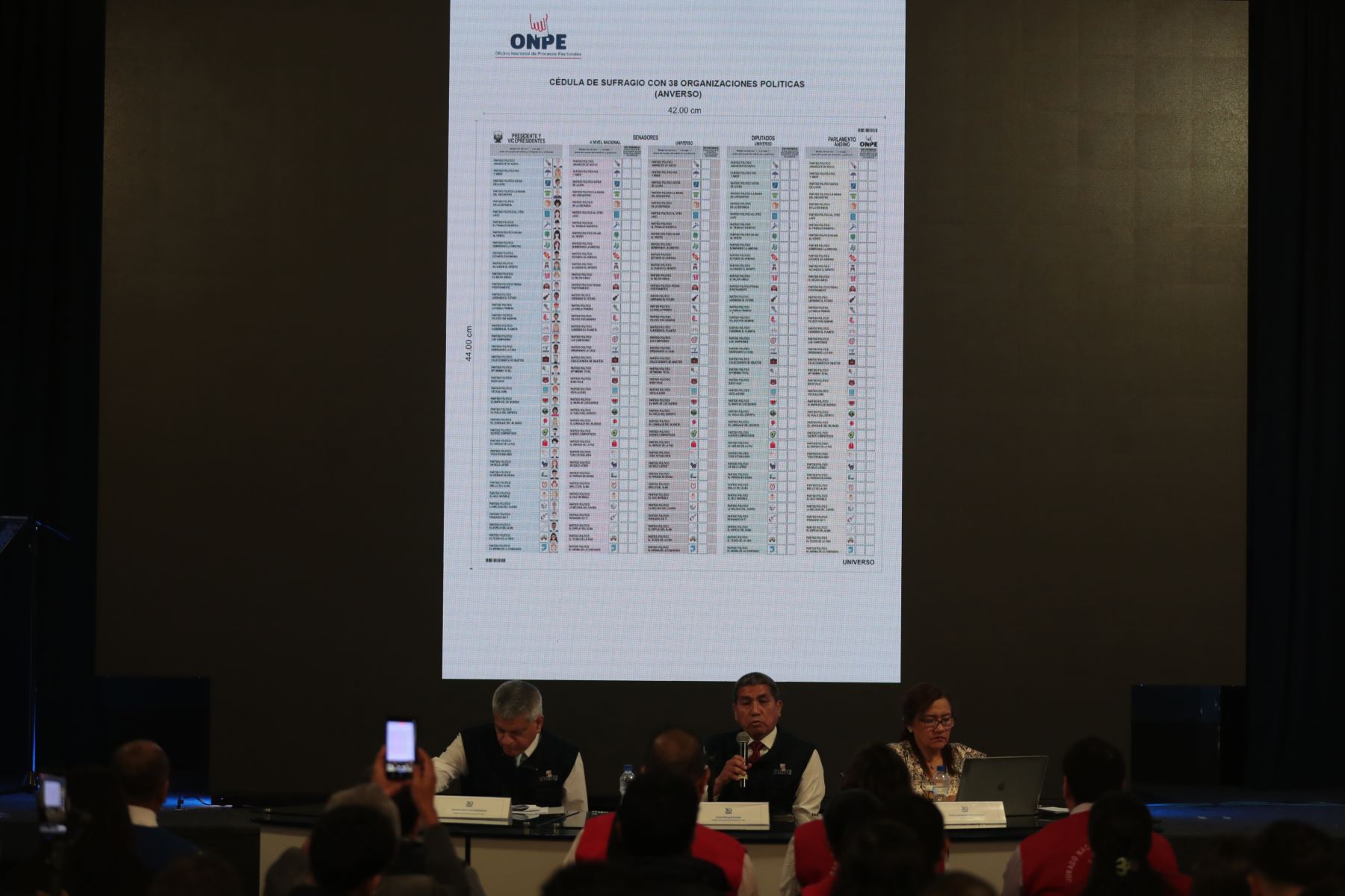 El diseño de la cédula contempla la elección del presidente de la república, vicepresidentes, senadores, diputados y representantes ante el Parlamento Andino.Foto: ANDINA/Verónica Calderón Zúñiga
