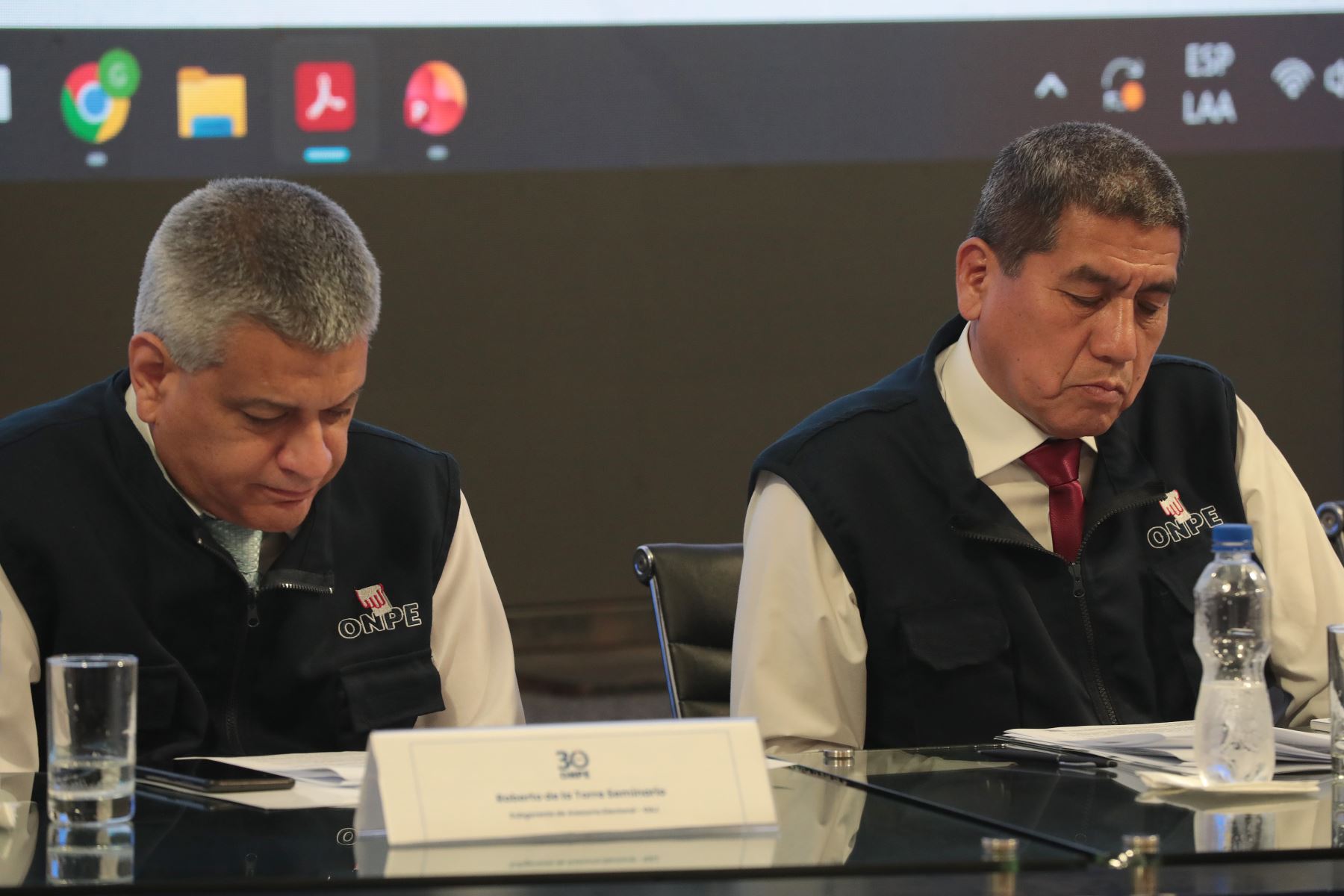 Roberto de la Torre y Juan Phang Sánchez (Onpe) 
La Oficina Nacional de Procesos Electorales (Onpe) presentó oficialmente el diseño de la cédula de sufragio e instrucciones para el sorteo de la ubicación de las organizaciones políticas.
Foto: ANDINA/Verónica Calderón Zúñiga