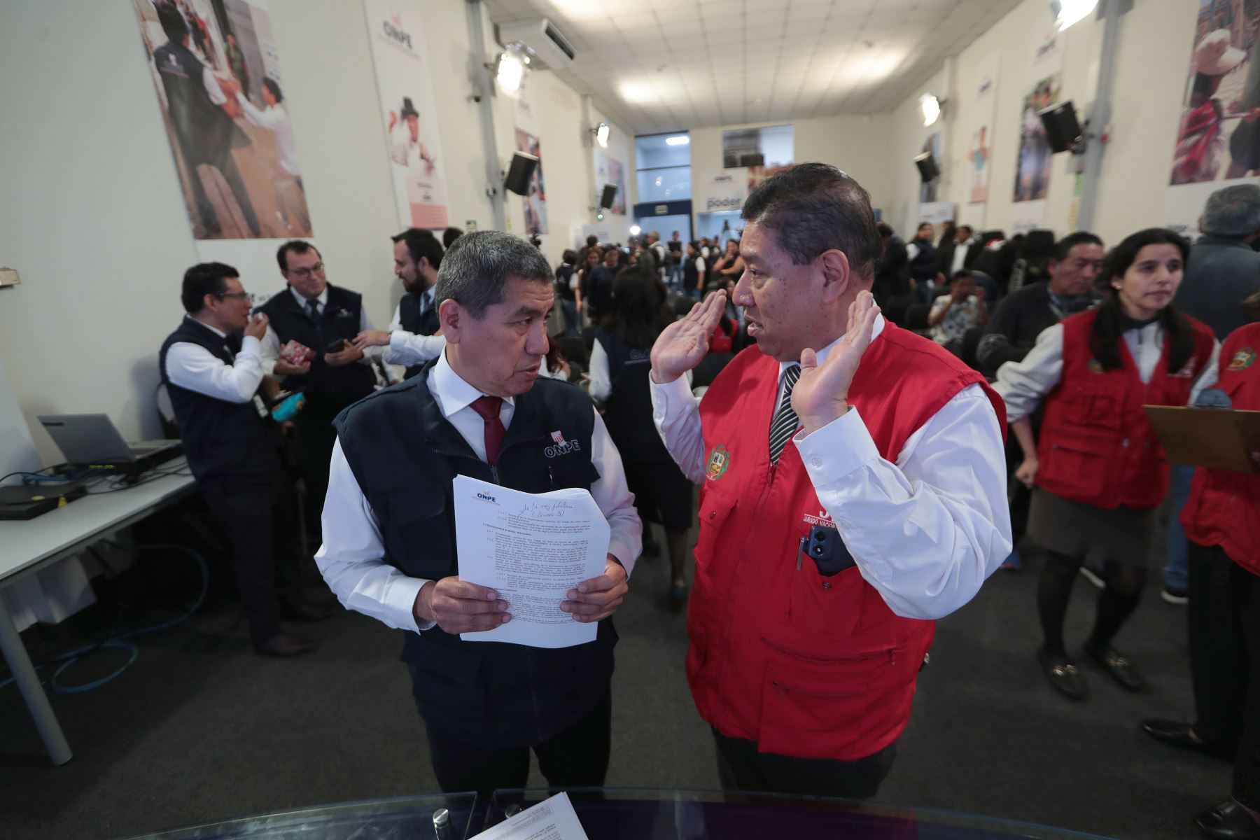 Juan Phang Sánchez (Onpe) y Alberto Kuroiwa (JNE, la presentación forma parte de los preparativos para garantizar un proceso electoral claro y ordenado.
Foto: ANDINA/Verónica Calderón Zúñiga