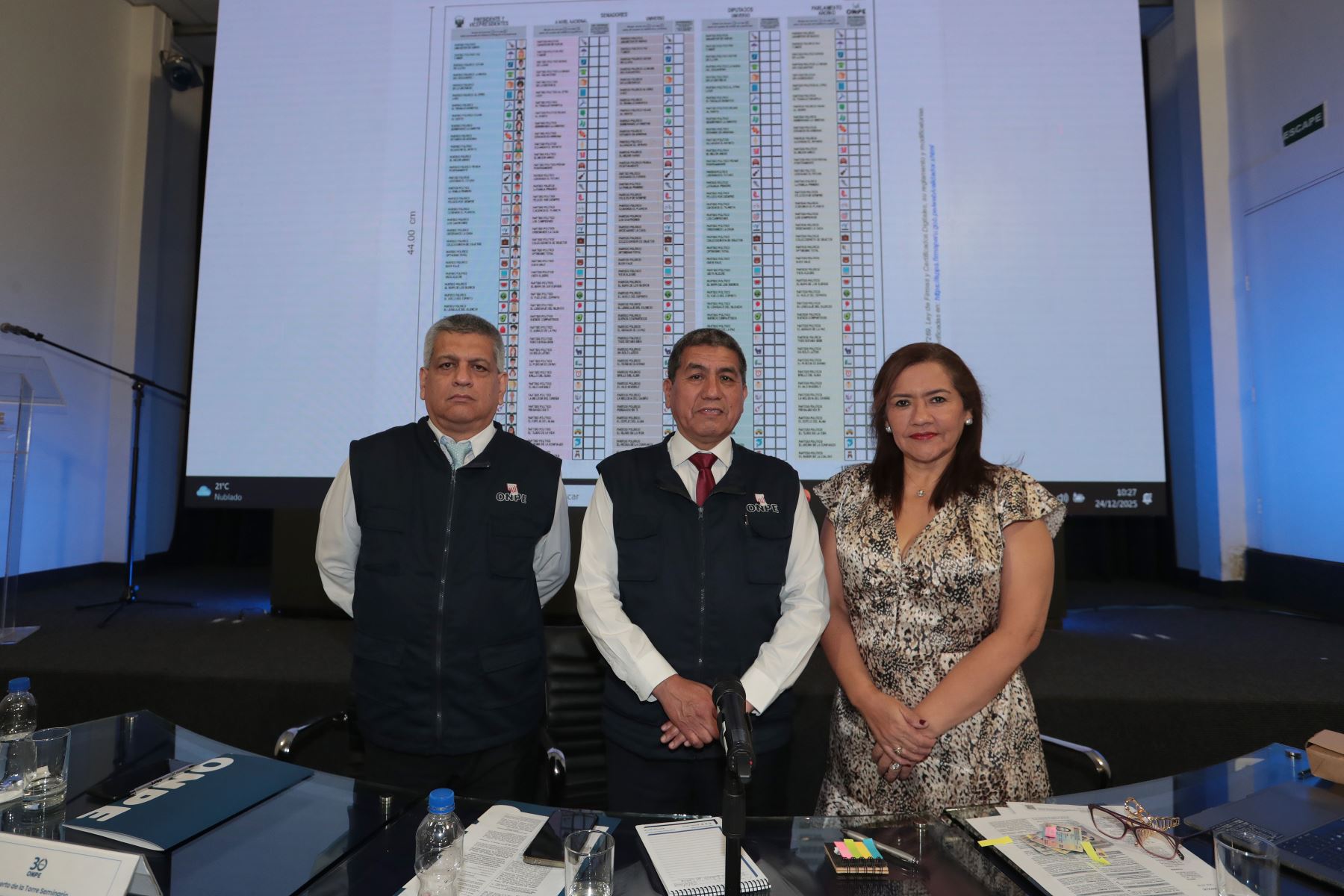En la foto de izquierda a derecha
Roberto de la Torre Seminario, Juan Phang Sánchez y Ruth Ramos Rivas.
la Oficina Nacional de Procesos Electorales (Onpe) presentó oficialmente el diseño de la cédula de sufragio e instrucciones para el sorteo de la ubicación de las organizaciones políticas.
Foto: ANDINA/Verónica Calderón Zúñiga