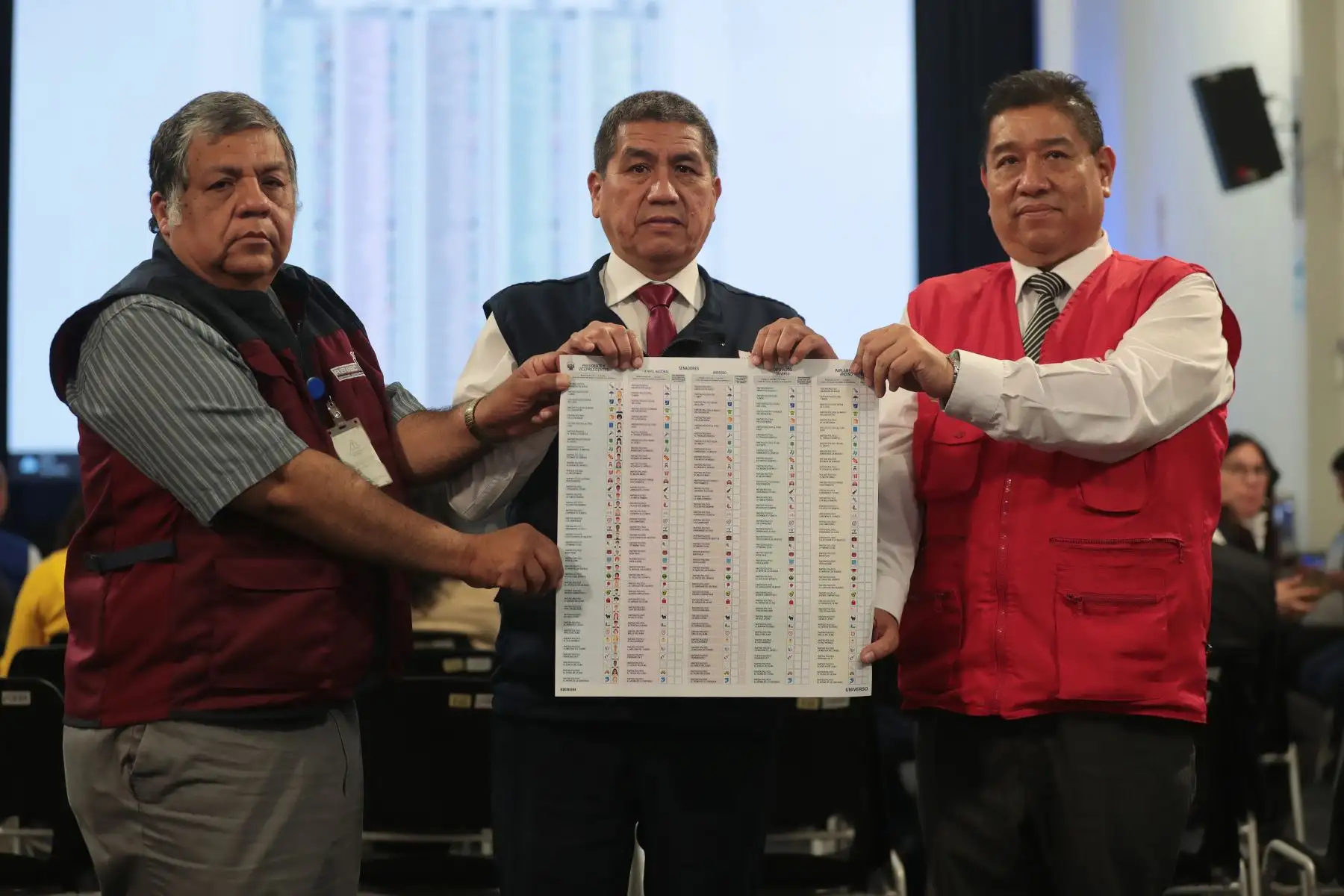 La Oficina Nacional de Procesos Electorales presentó oficialmente el diseño de la cédula de sufragio y las instrucciones para el sorteo de ubicación de las organizaciones políticas, como parte de los preparativos para las Elecciones 2026. En el acto participaron Juan Phang Sánchez, de la Onpe, y Alberto Kuroiwa, del JNE. La cédula permitirá elegir presidente, vicepresidentes, senadores, diputados y representantes al Parlamento Andino. Foto: ANDINA/Verónica Calderón Zúñiga