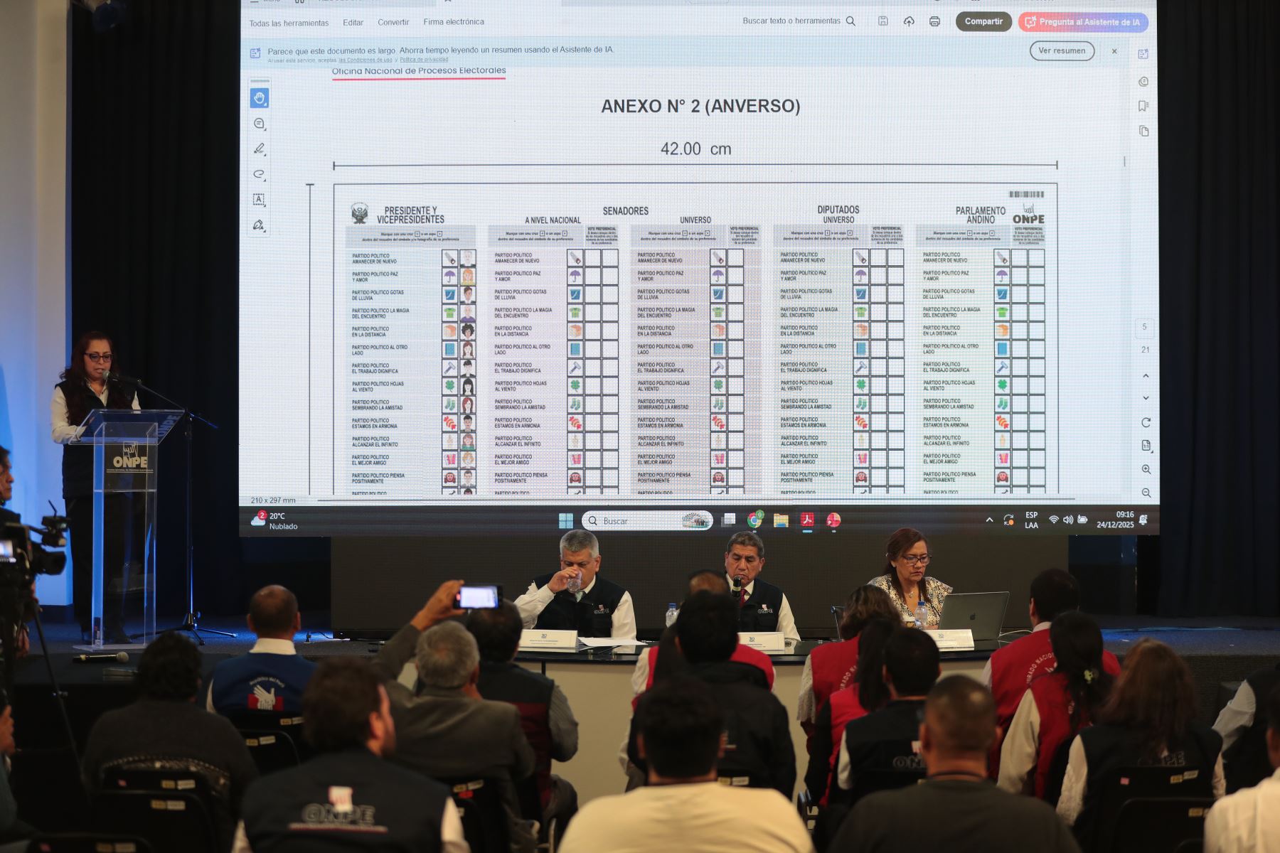 la Oficina Nacional de Procesos Electorales (Onpe) presentó oficialmente el diseño de la cédula de sufragio e instrucciones para el sorteo de la ubicación de las organizaciones políticas.
Foto: ANDINA/Verónica Calderón Zúñiga