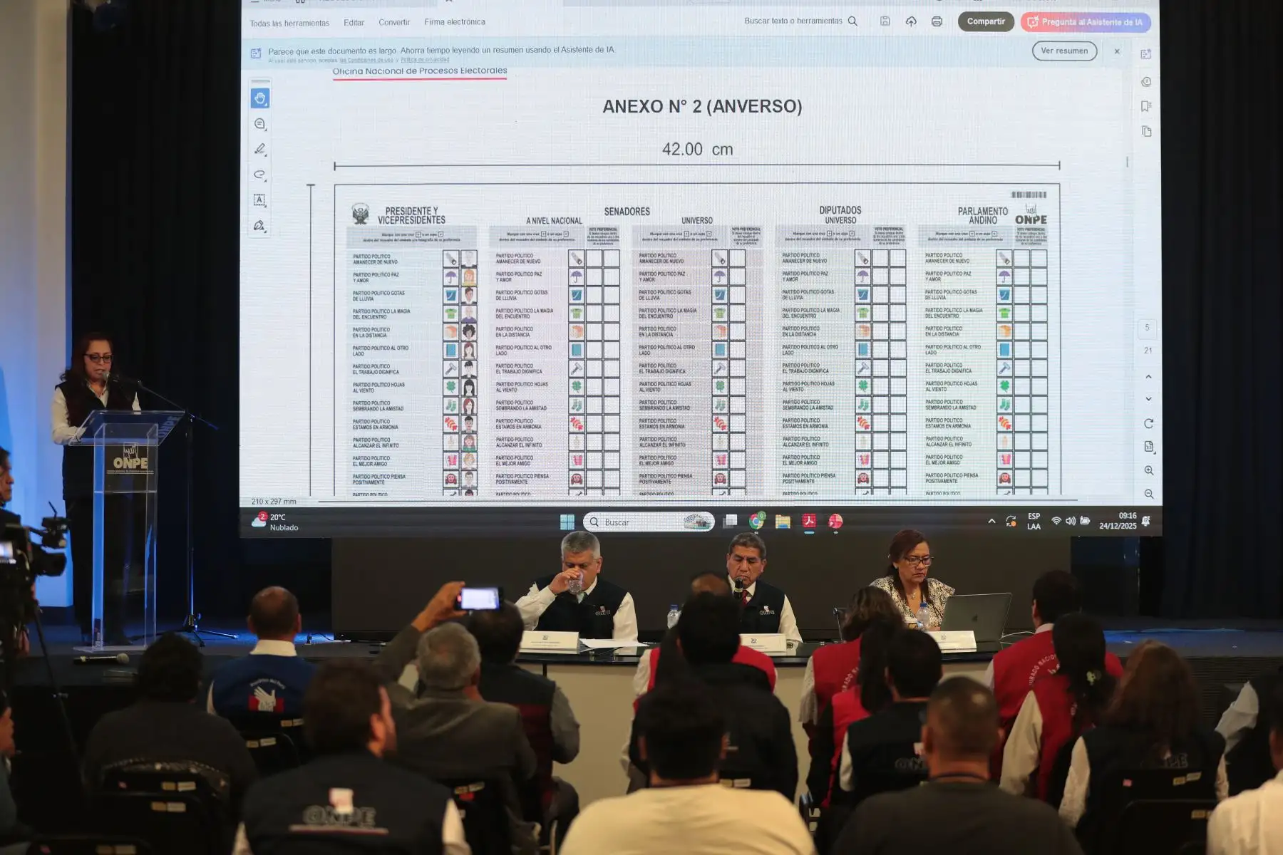 la Oficina Nacional de Procesos Electorales (Onpe) presentó oficialmente el diseño de la cédula de sufragio e instrucciones para el sorteo de la ubicación de las organizaciones políticas.
Foto: ANDINA/Verónica Calderón Zúñiga