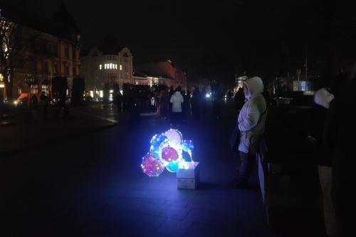Varias personas en la Plaza de la Libertad de Leópolis, Ucrania, durante un corte de electricidad provocado por los ataques rusos contra el sistema energético. Foto: EFE