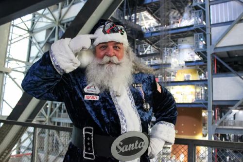 La magen de Papá Noel junto a Orion quedará como una postal navideña que une tradición, ciencia y el futuro de la exploración espacial. Foto: NASA/Adeline Morgan
